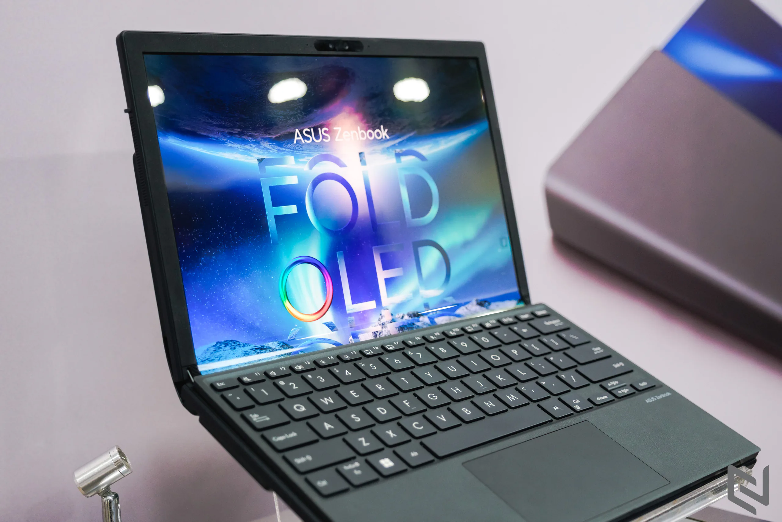 Trên tay ASUS Zenbook 17 Fold OLED: Laptop xách tay màn hình gập với thiết kế độc đáo và rất đột phá