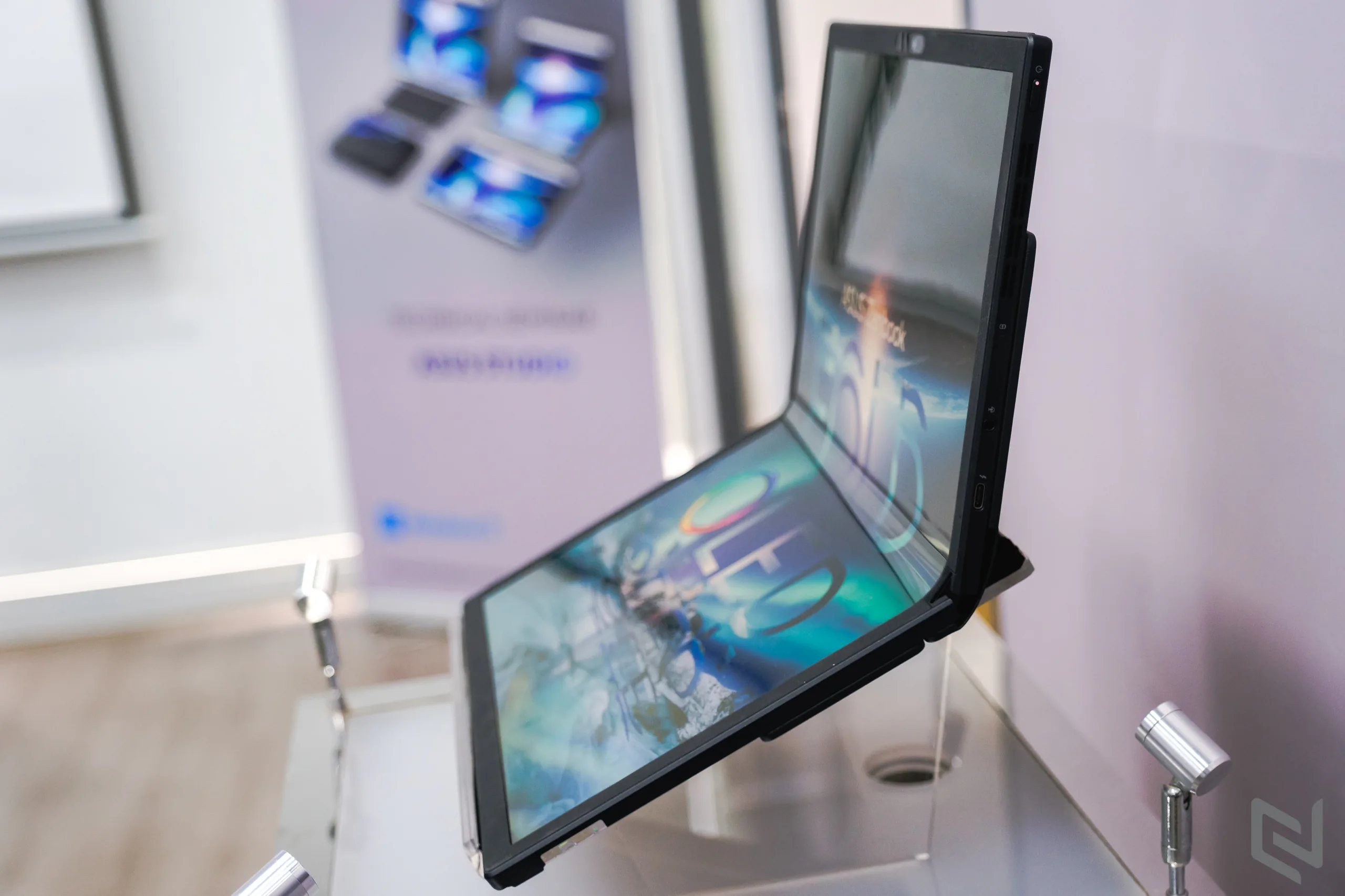 Trên tay ASUS Zenbook 17 Fold OLED: Laptop xách tay màn hình gập với thiết kế độc đáo và rất đột phá