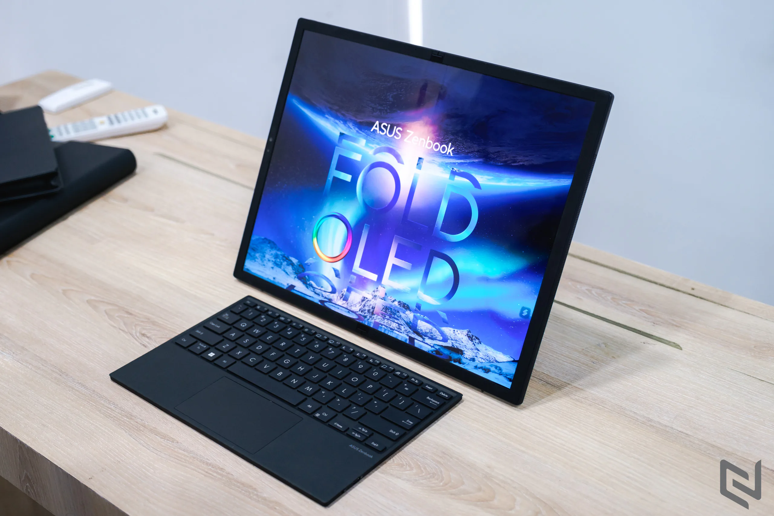 Trên tay ASUS Zenbook 17 Fold OLED: Laptop xách tay màn hình gập với thiết kế độc đáo và rất đột phá