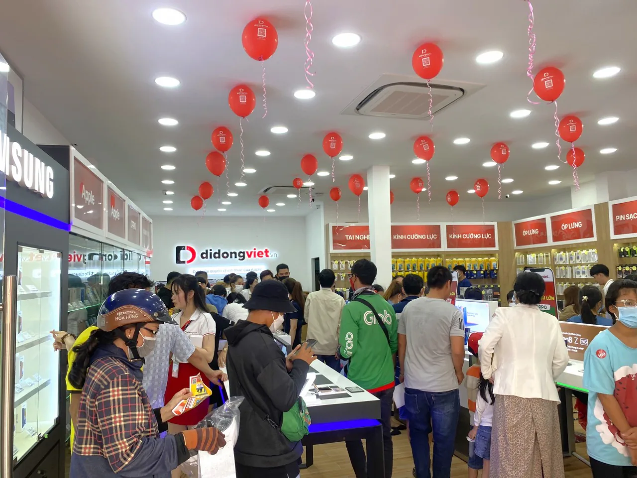 Black Friday: Điện thoại, MacBook, phụ kiện công nghệ ngập tràn ưu đãi, giảm thêm đến 50%