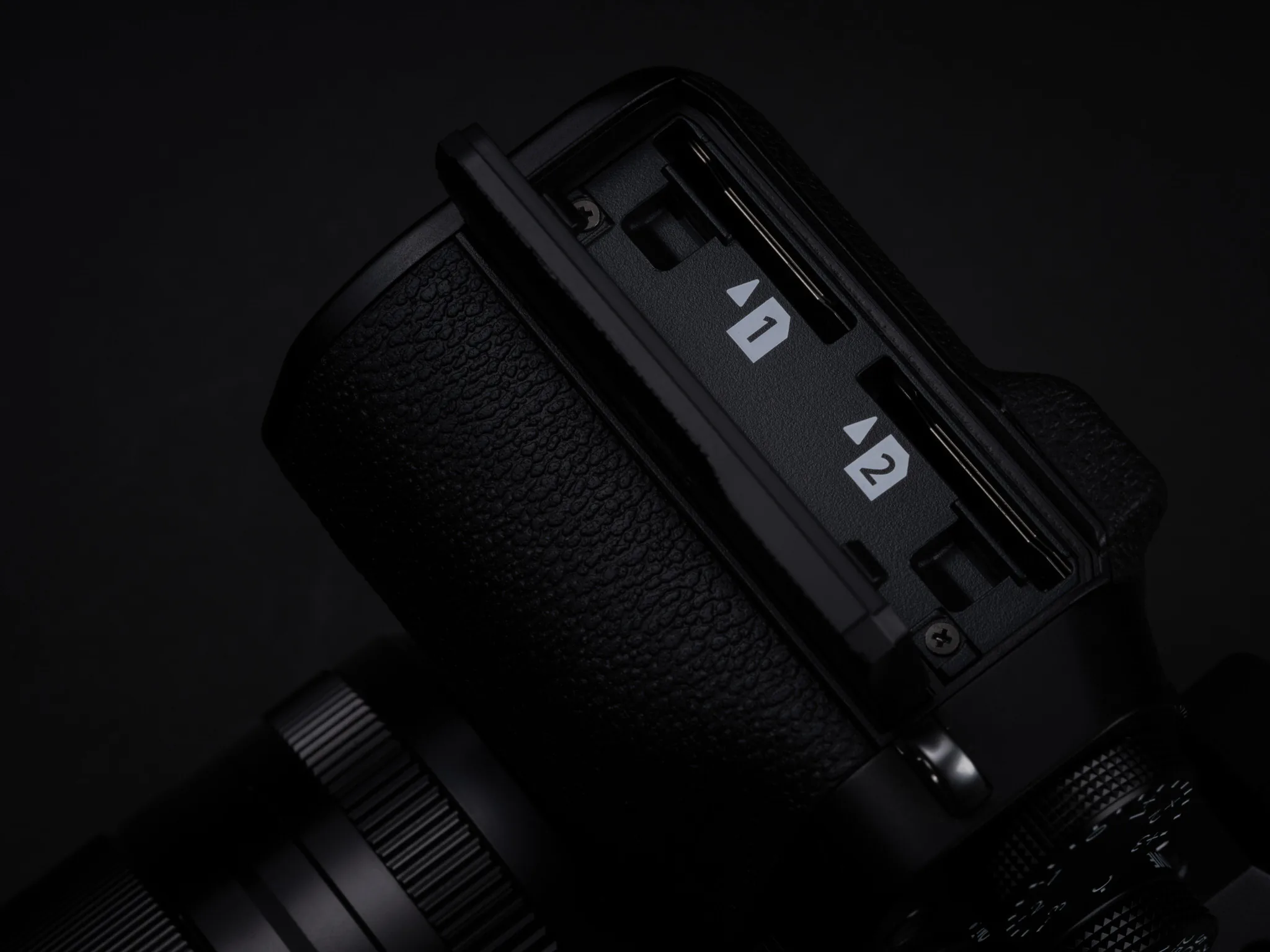 Fujifilm X-T5 ra mắt: Cảm biến 40.2MP, quay 6.2K, nâng cấp lấy nét tự động và kích thước gọn hơn