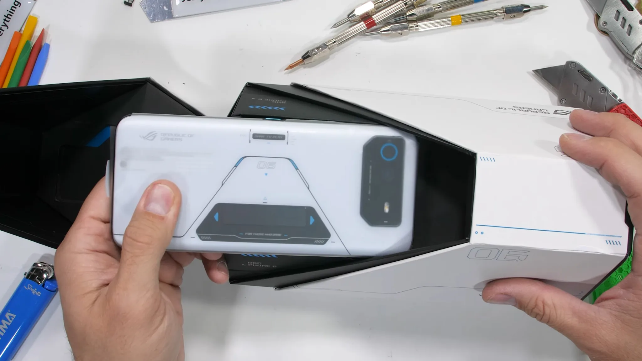 Thử nghiệm độ bền ASUS ROG Phone 6 Pro: Cong vẹo sau màn test độ cứng
