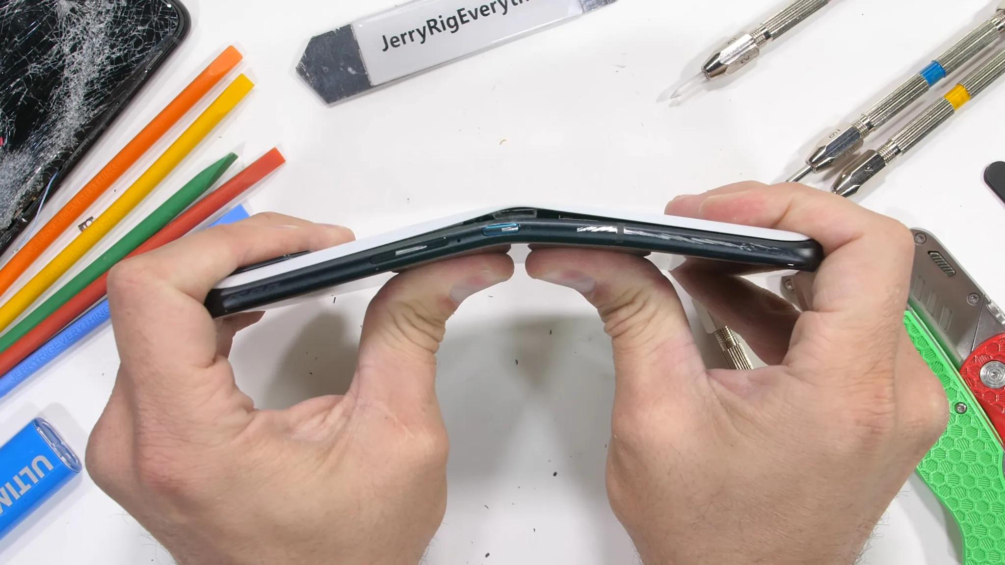 Thử nghiệm độ bền ASUS ROG Phone 6 Pro: Cong vẹo sau màn test độ cứng