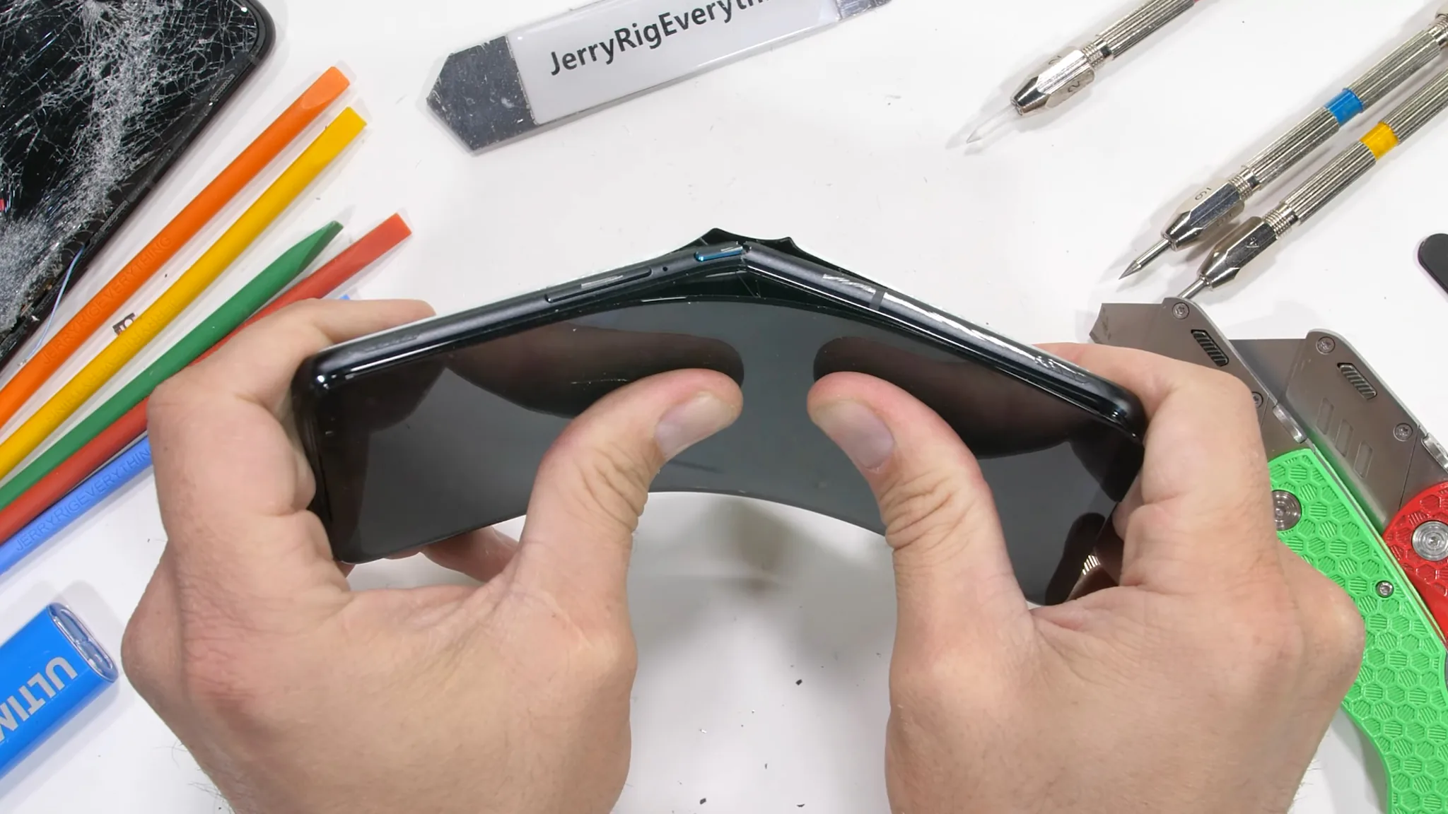Thử nghiệm độ bền ASUS ROG Phone 6 Pro: Cong vẹo sau màn test độ cứng