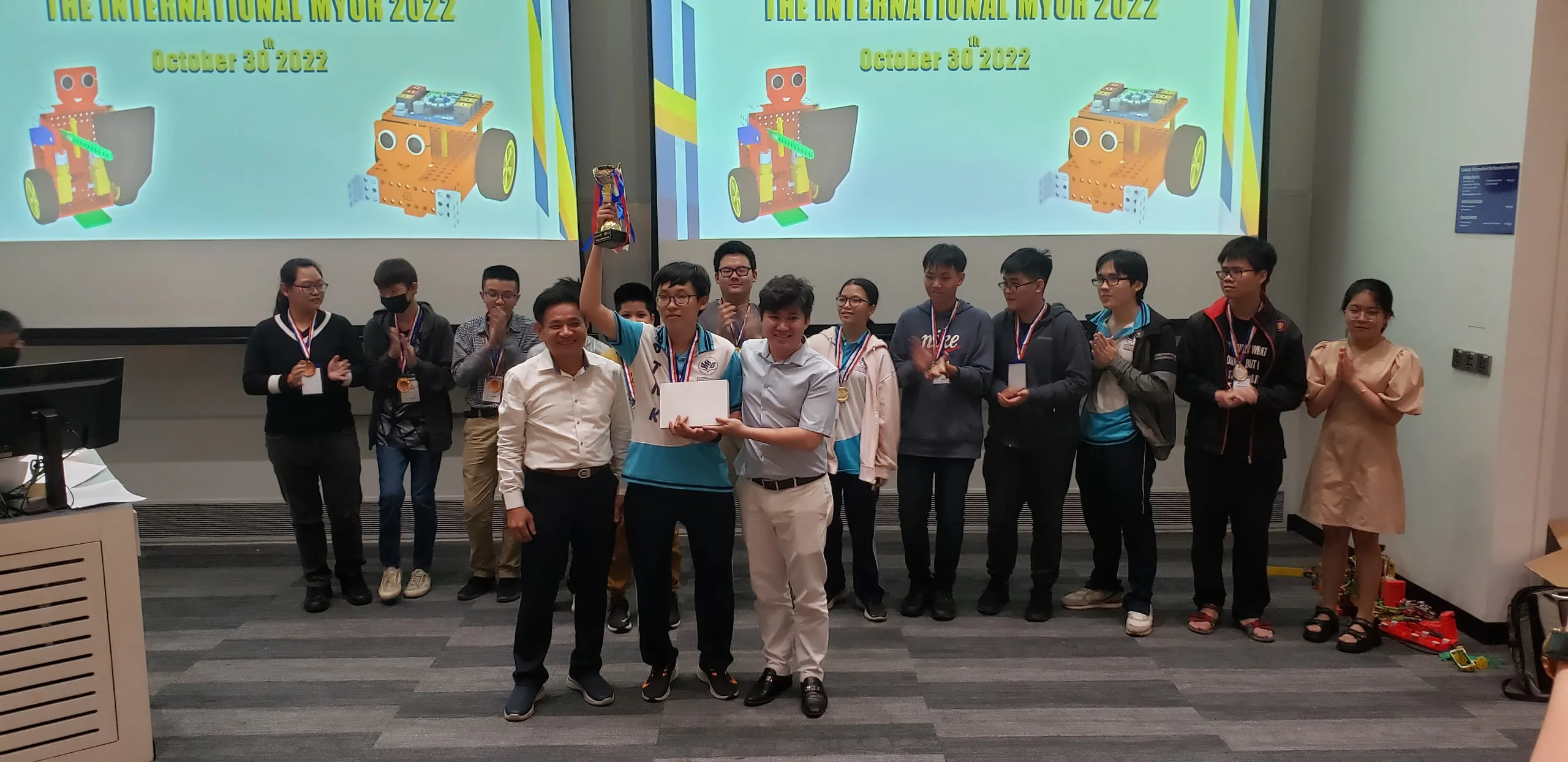Học sinh Việt đạt giải vô địch cuộc thi Lập trình Robot tại Singapore