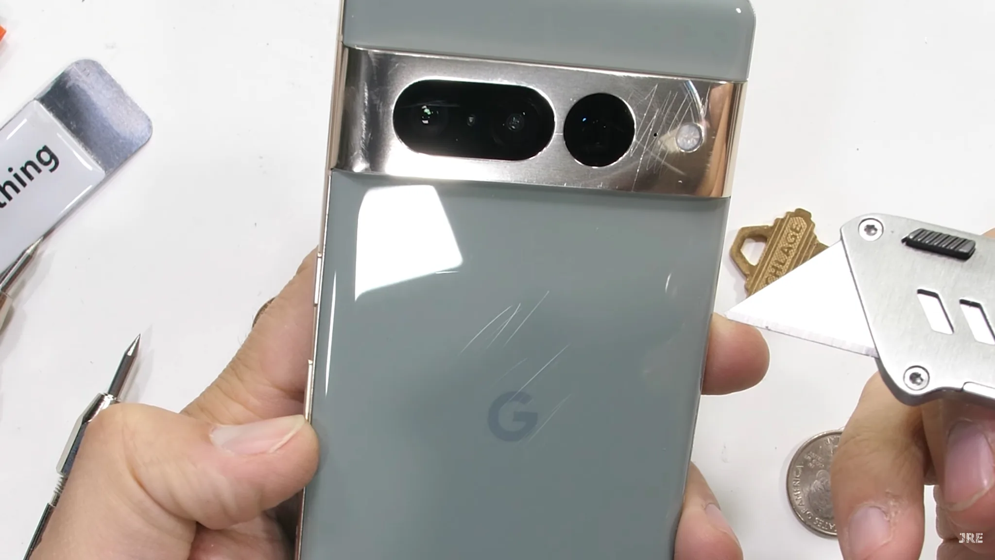 Tấm kim loại trên cụm camera Pixel 7 Pro không cứng cáp như mong đợi