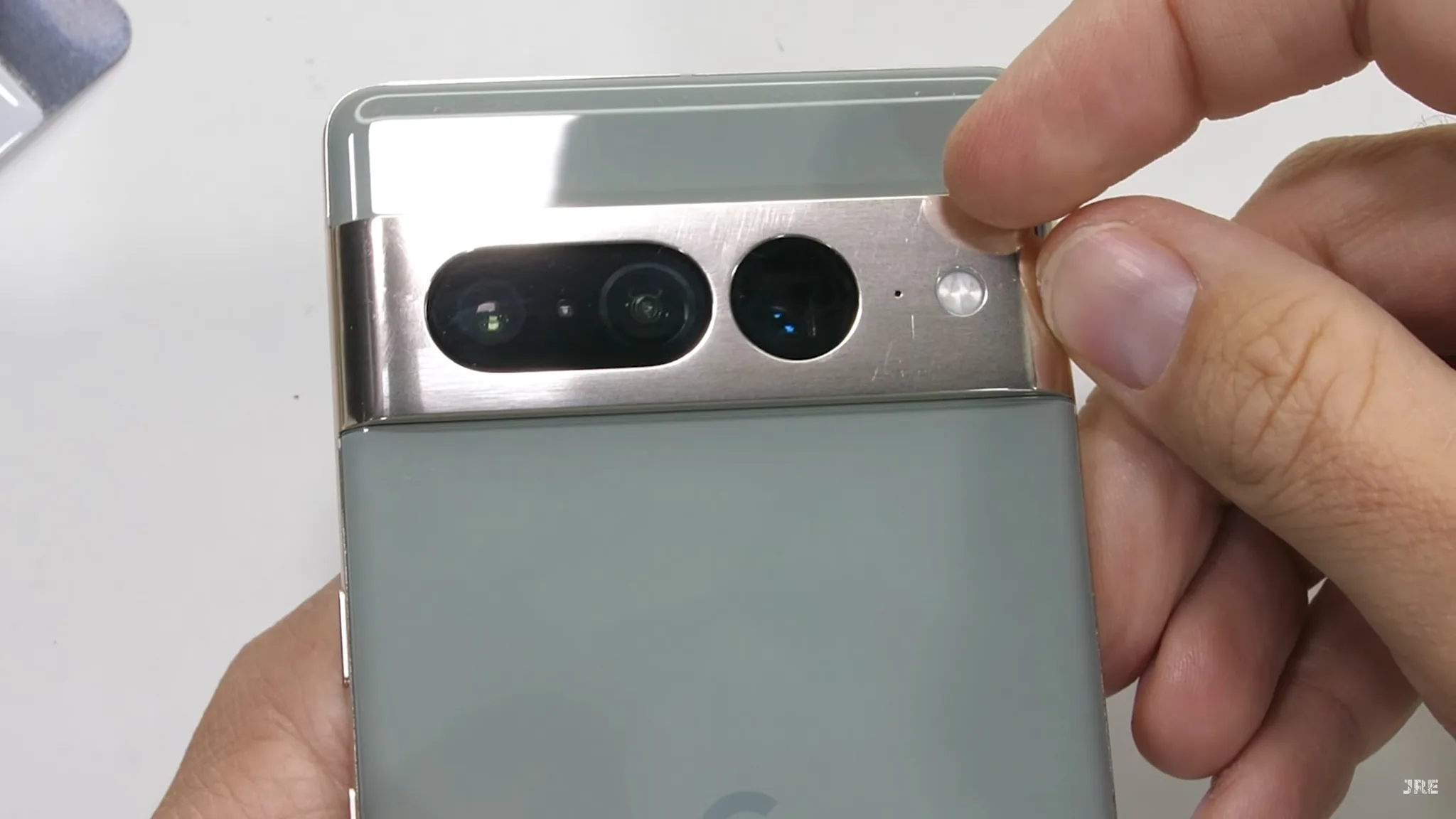 Tấm kim loại trên cụm camera Pixel 7 Pro không cứng cáp như mong đợi
