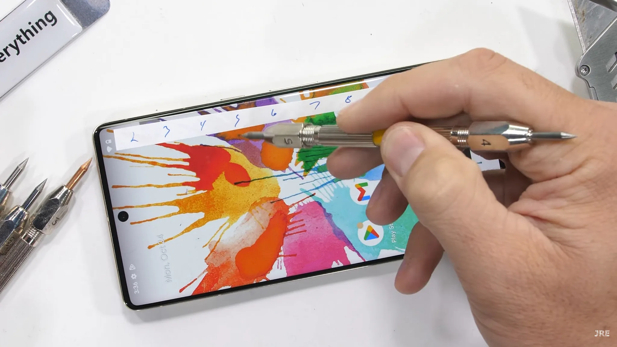 Tấm kim loại trên cụm camera Pixel 7 Pro không cứng cáp như mong đợi