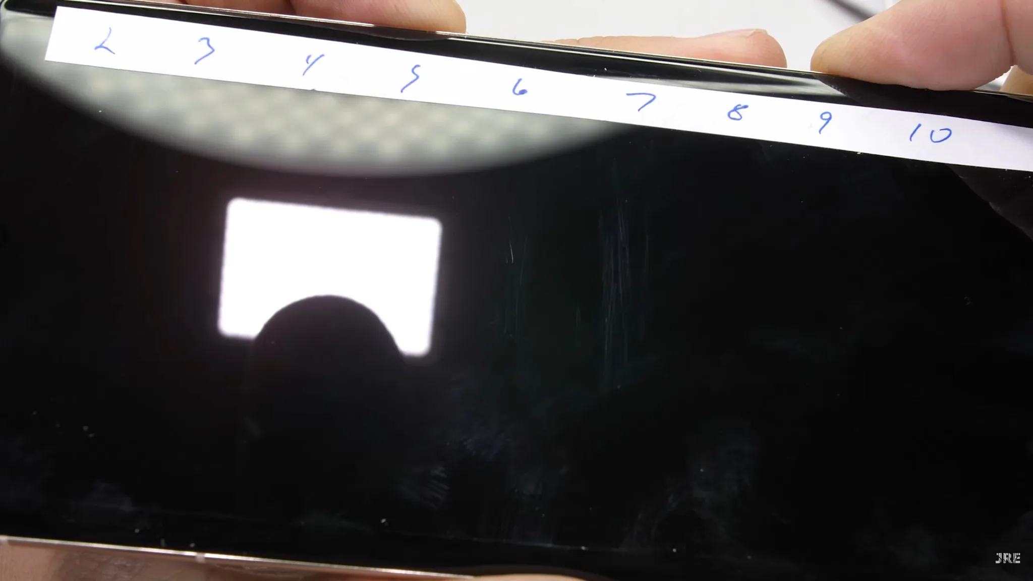 Tấm kim loại trên cụm camera Pixel 7 Pro không cứng cáp như mong đợi