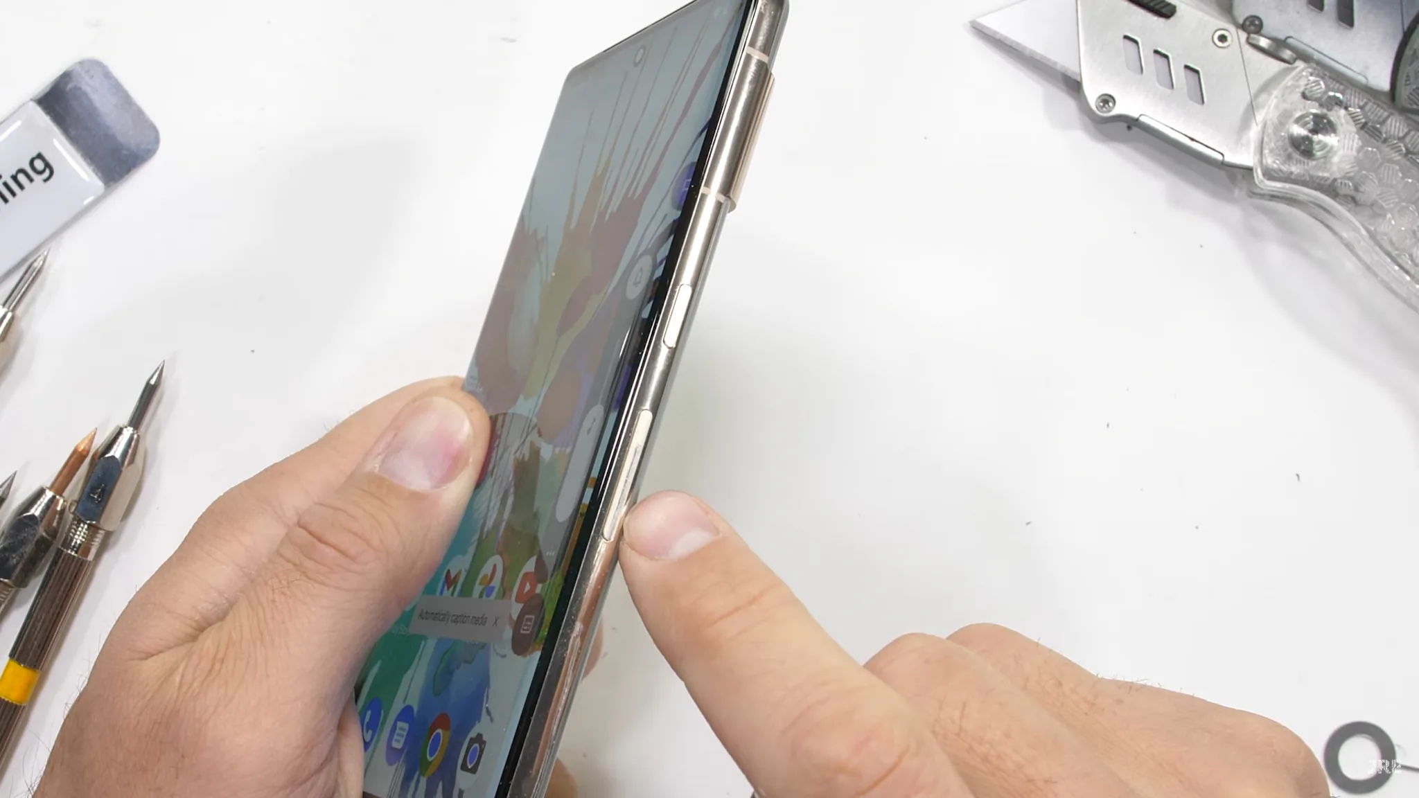 Tấm kim loại trên cụm camera Pixel 7 Pro không cứng cáp như mong đợi