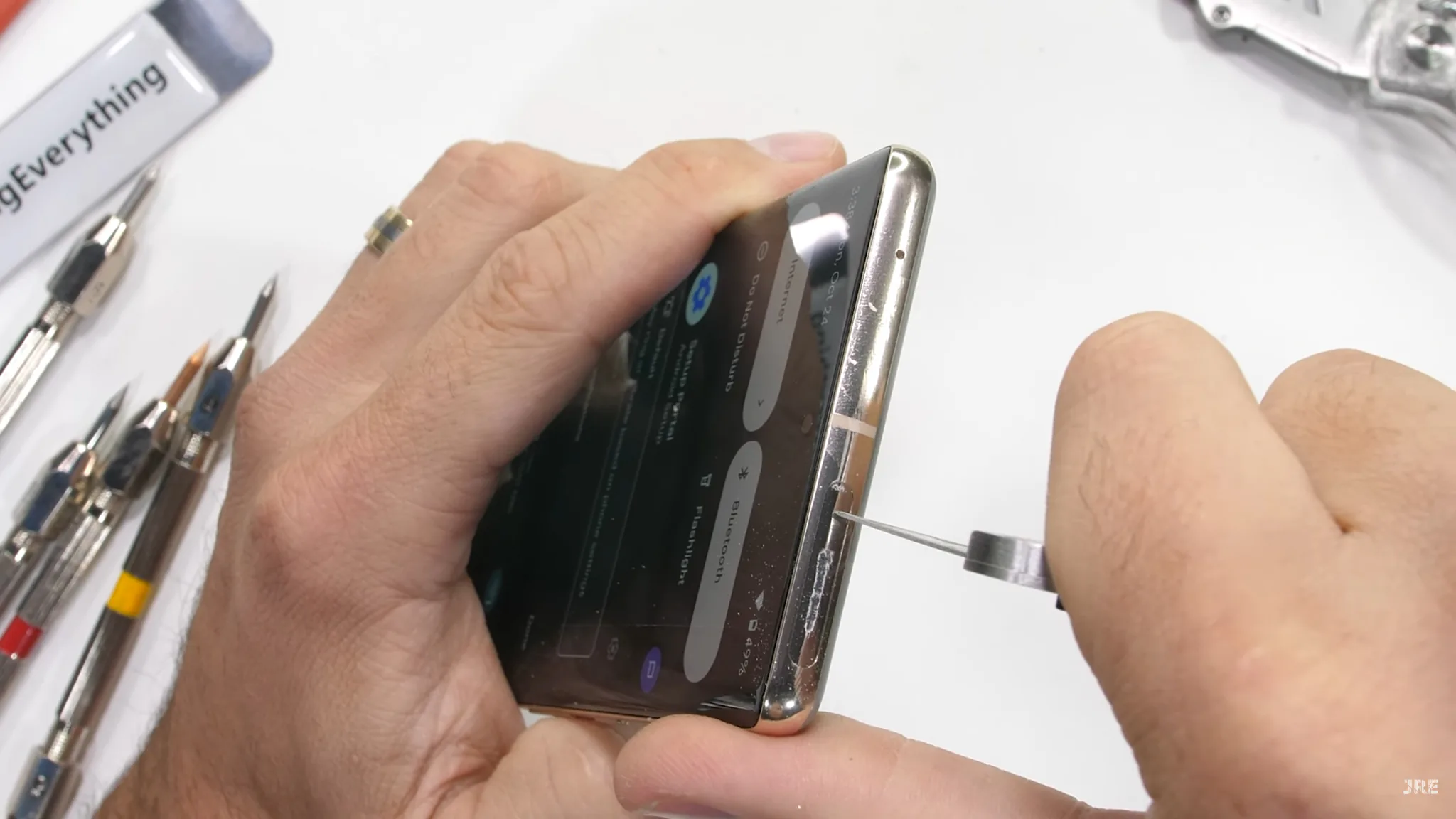 Tấm kim loại trên cụm camera Pixel 7 Pro không cứng cáp như mong đợi