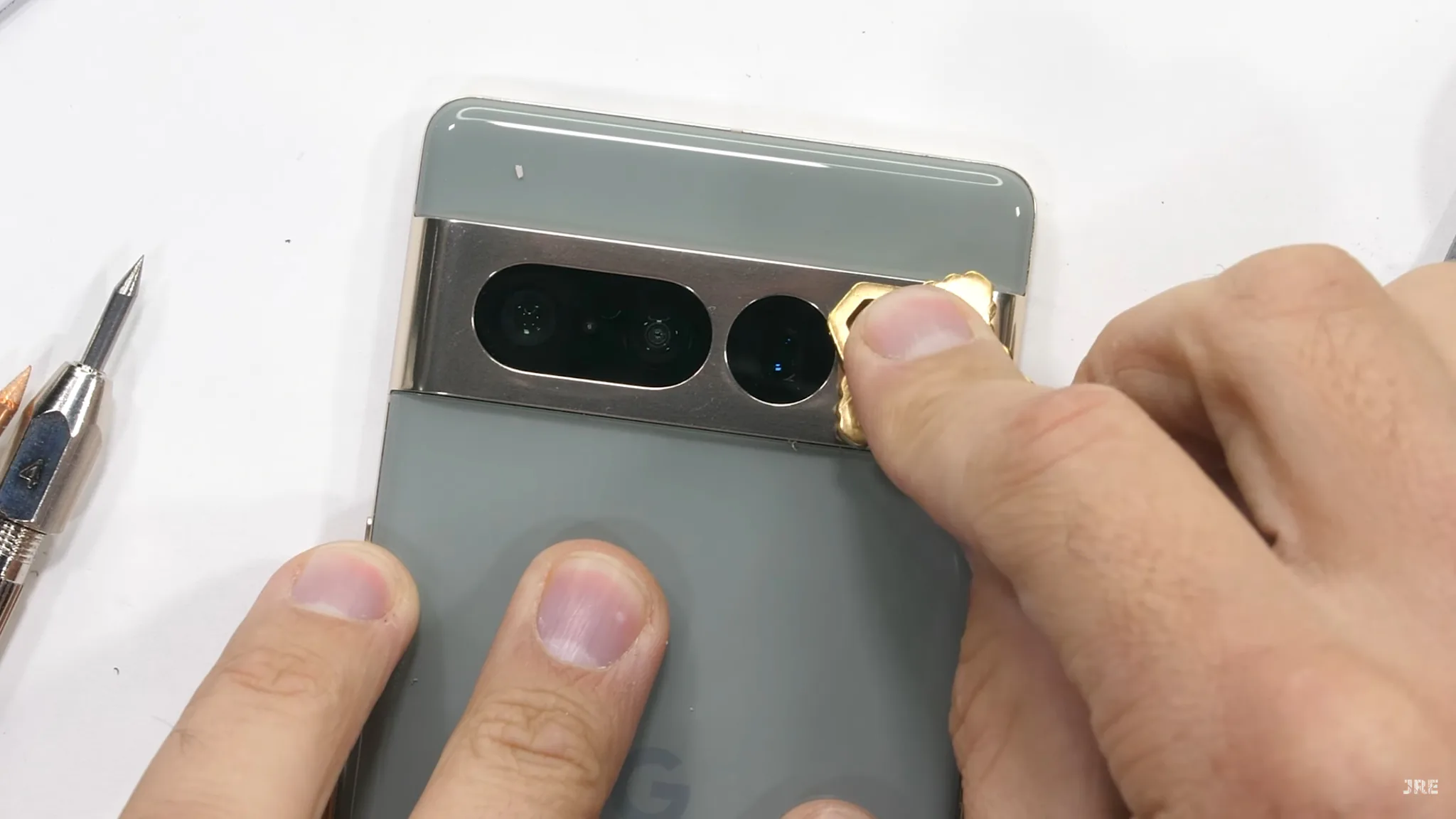 Tấm kim loại trên cụm camera Pixel 7 Pro không cứng cáp như mong đợi