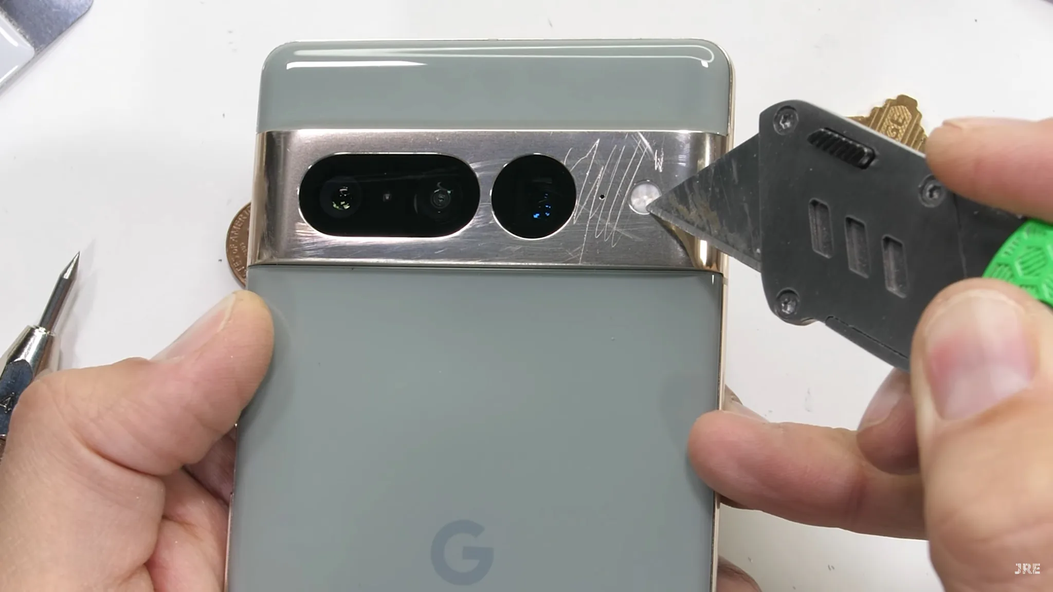 Tấm kim loại trên cụm camera Pixel 7 Pro không cứng cáp như mong đợi