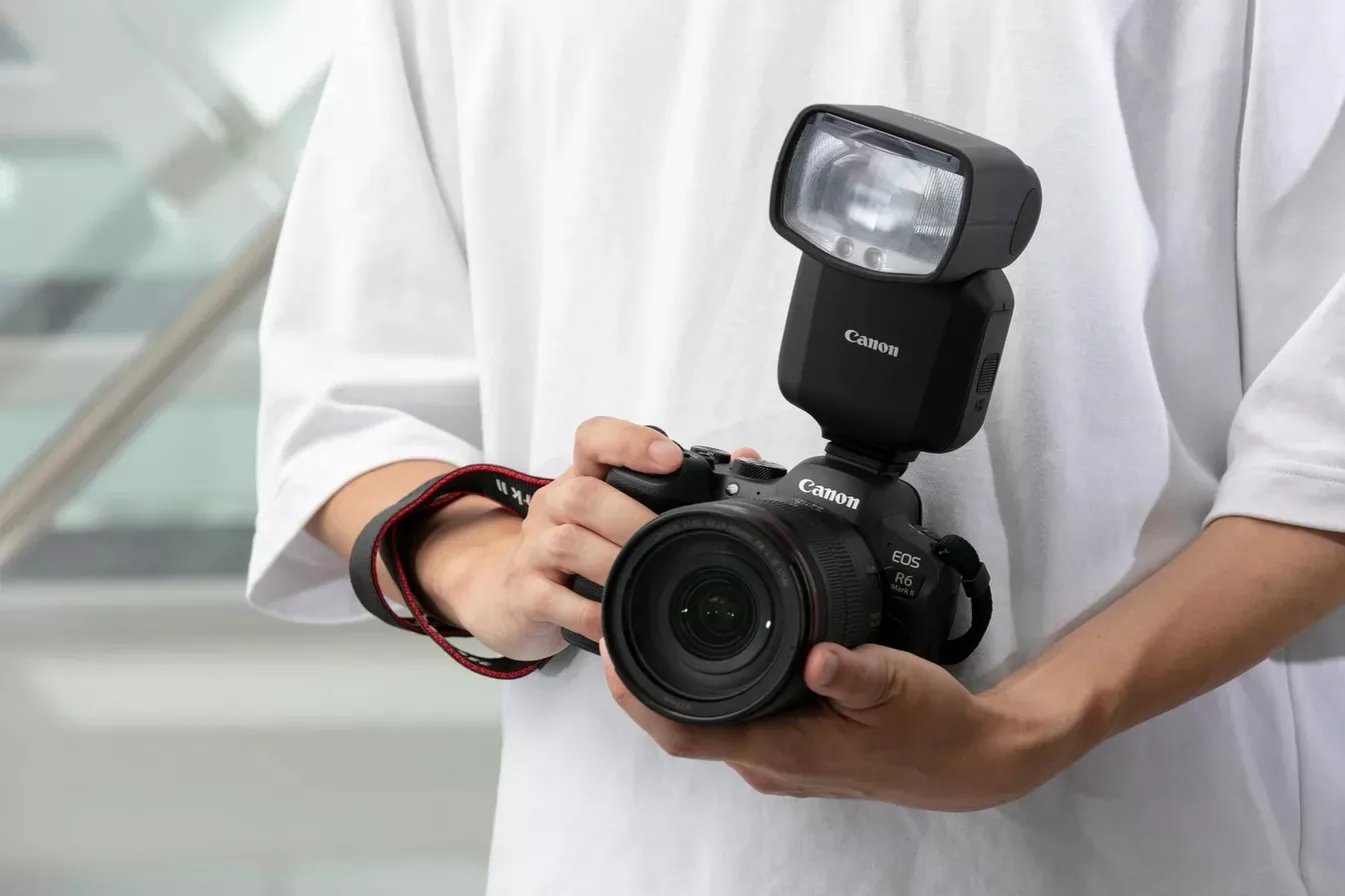 Canon EOS R6 Mark II ra mắt: Nâng cấp khả năng chụp ảnh 40 fps và quay video 6K RAW