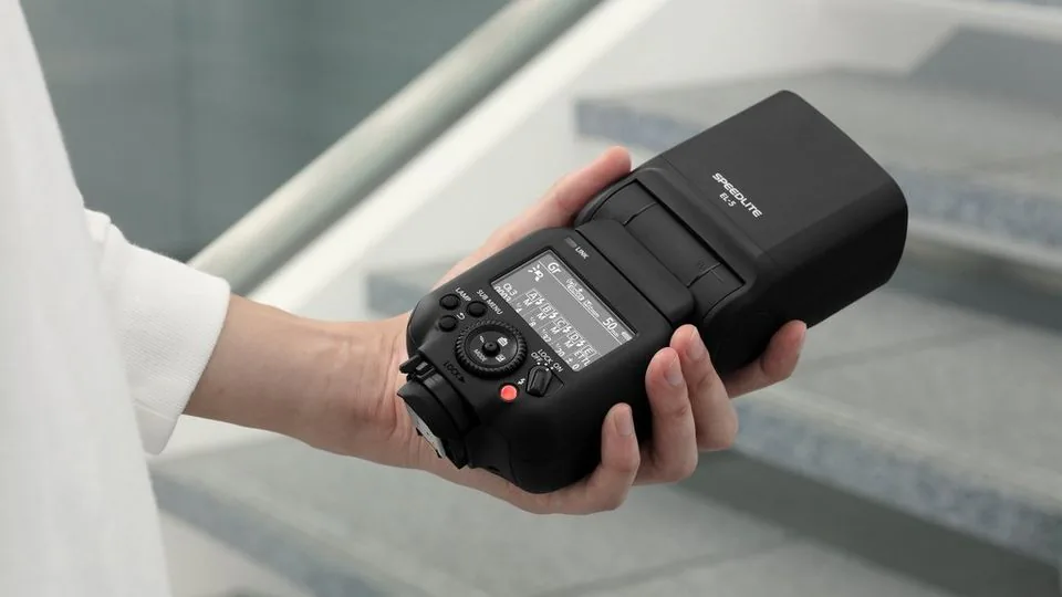 Canon EOS R6 Mark II ra mắt: Nâng cấp khả năng chụp ảnh 40 fps và quay video 6K RAW
