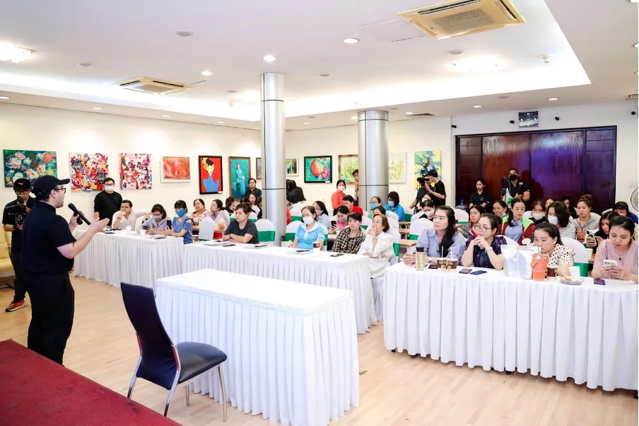 100 chiếc smartphone đã được Xiaomi Việt Nam trao tặng đến các chị em phụ nữ có dự định lập nghiệp trong lĩnh vực ăn uống trên nền tảng số