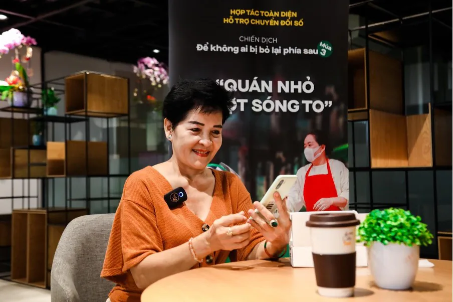 100 chiếc smartphone đã được Xiaomi Việt Nam trao tặng đến các chị em phụ nữ có dự định lập nghiệp trong lĩnh vực ăn uống trên nền tảng số