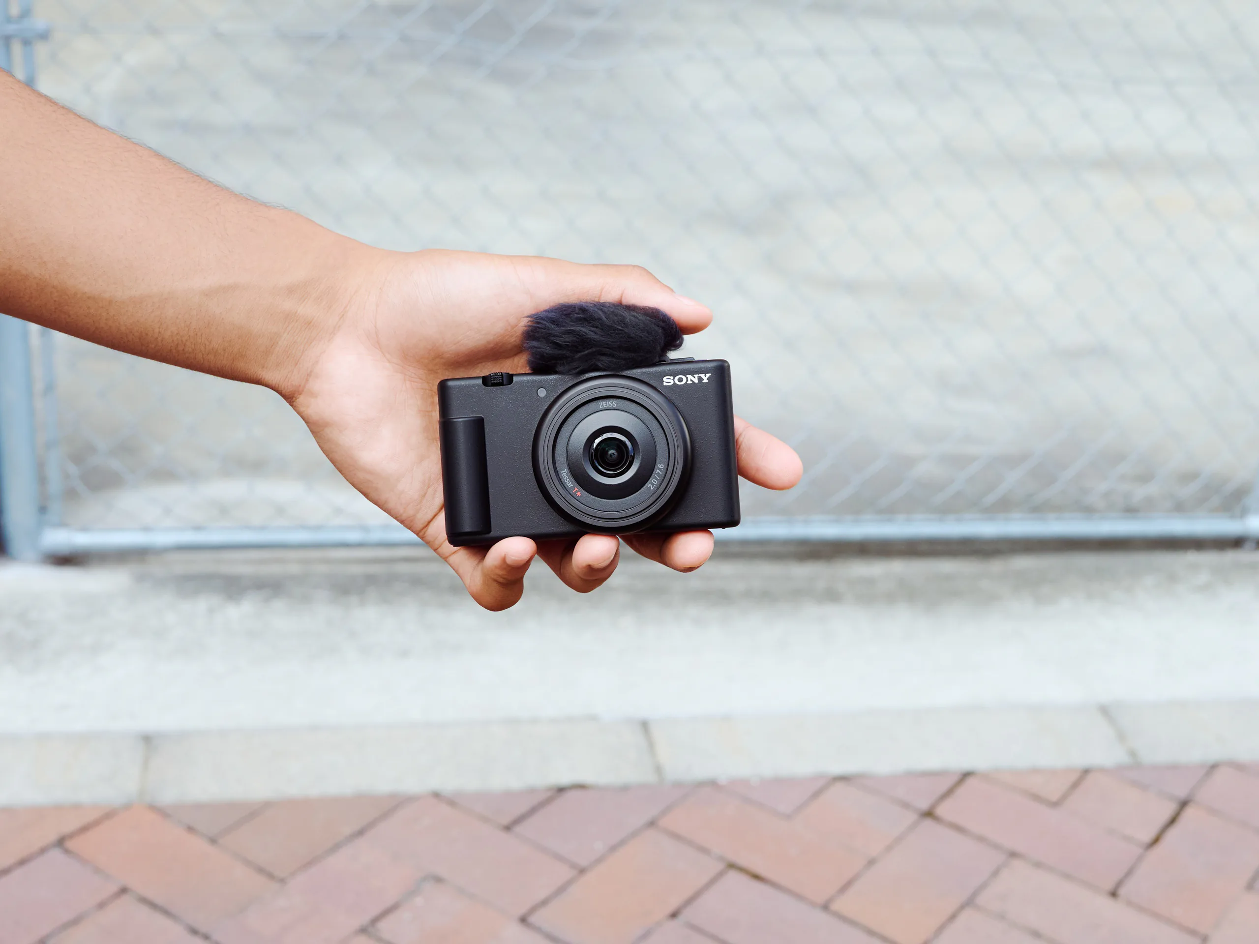 Sony mở rộng dải sản phẩm Vlog với máy quay ZV-1F, giá bán 13,990,000 VND