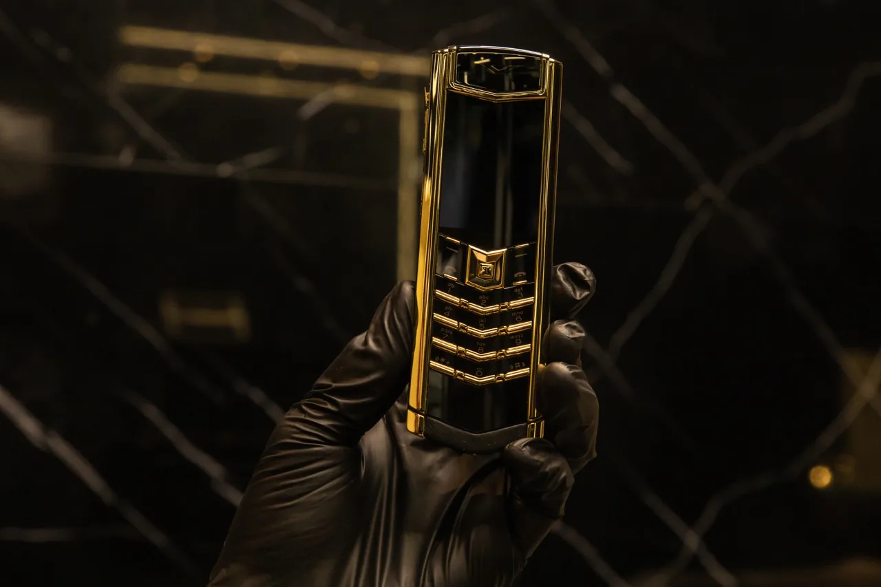 Trên tay dòng Vertu Signature đắt nhất Việt Nam, gần 2.3 tỷ đồng