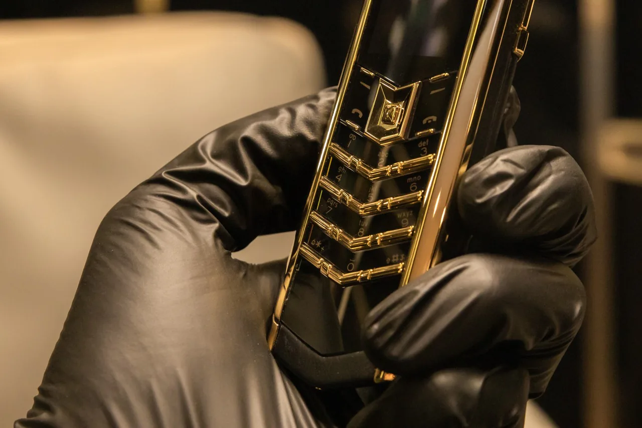 Trên tay dòng Vertu Signature đắt nhất Việt Nam, gần 2.3 tỷ đồng