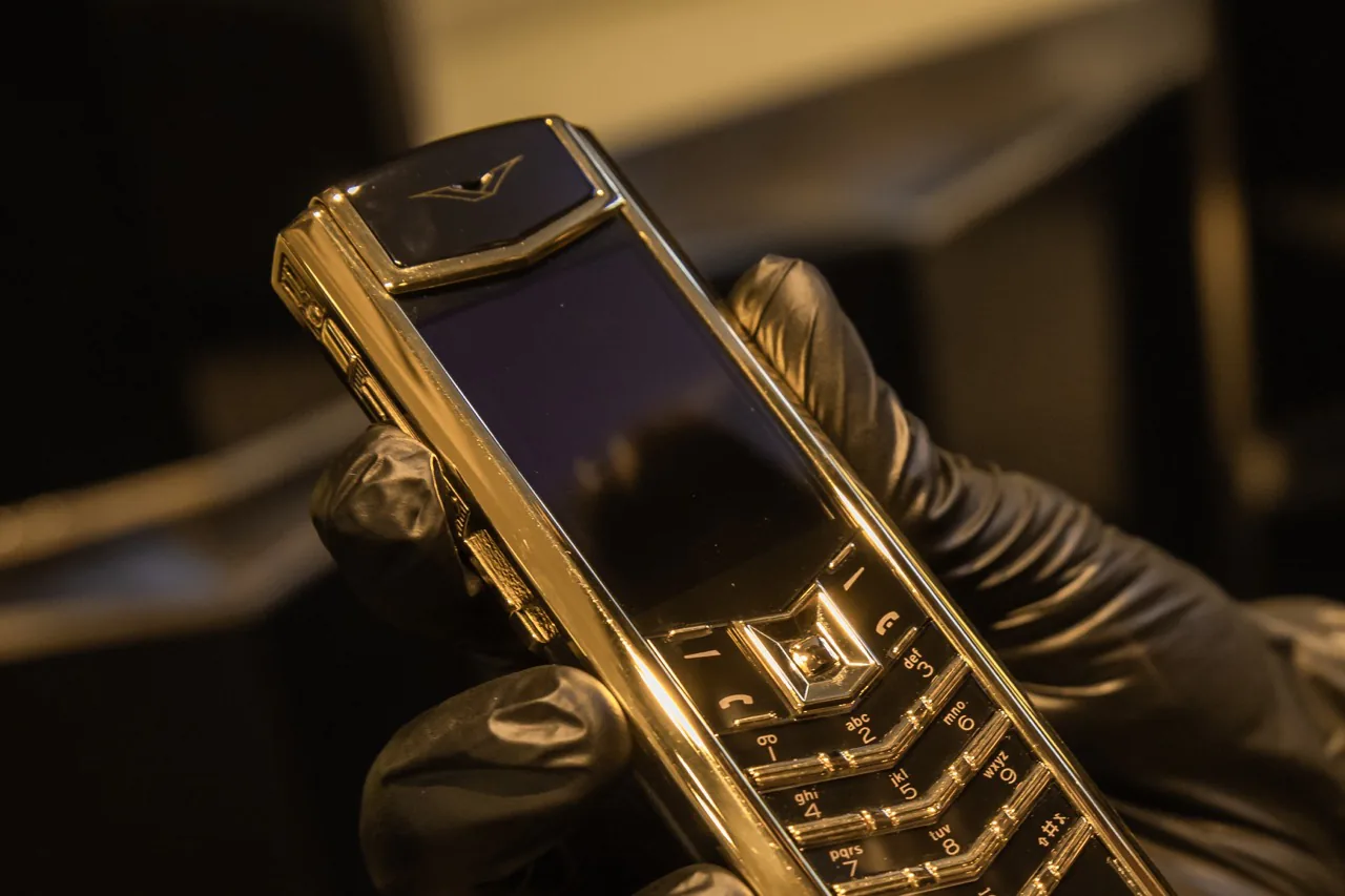 Trên tay dòng Vertu Signature đắt nhất Việt Nam, gần 2.3 tỷ đồng