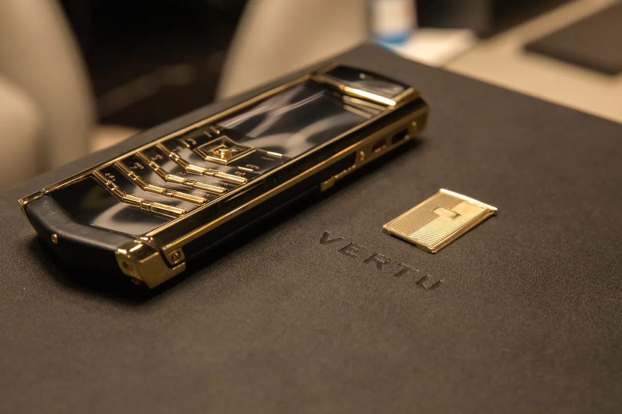 Trên tay dòng Vertu Signature đắt nhất Việt Nam, gần 2.3 tỷ đồng