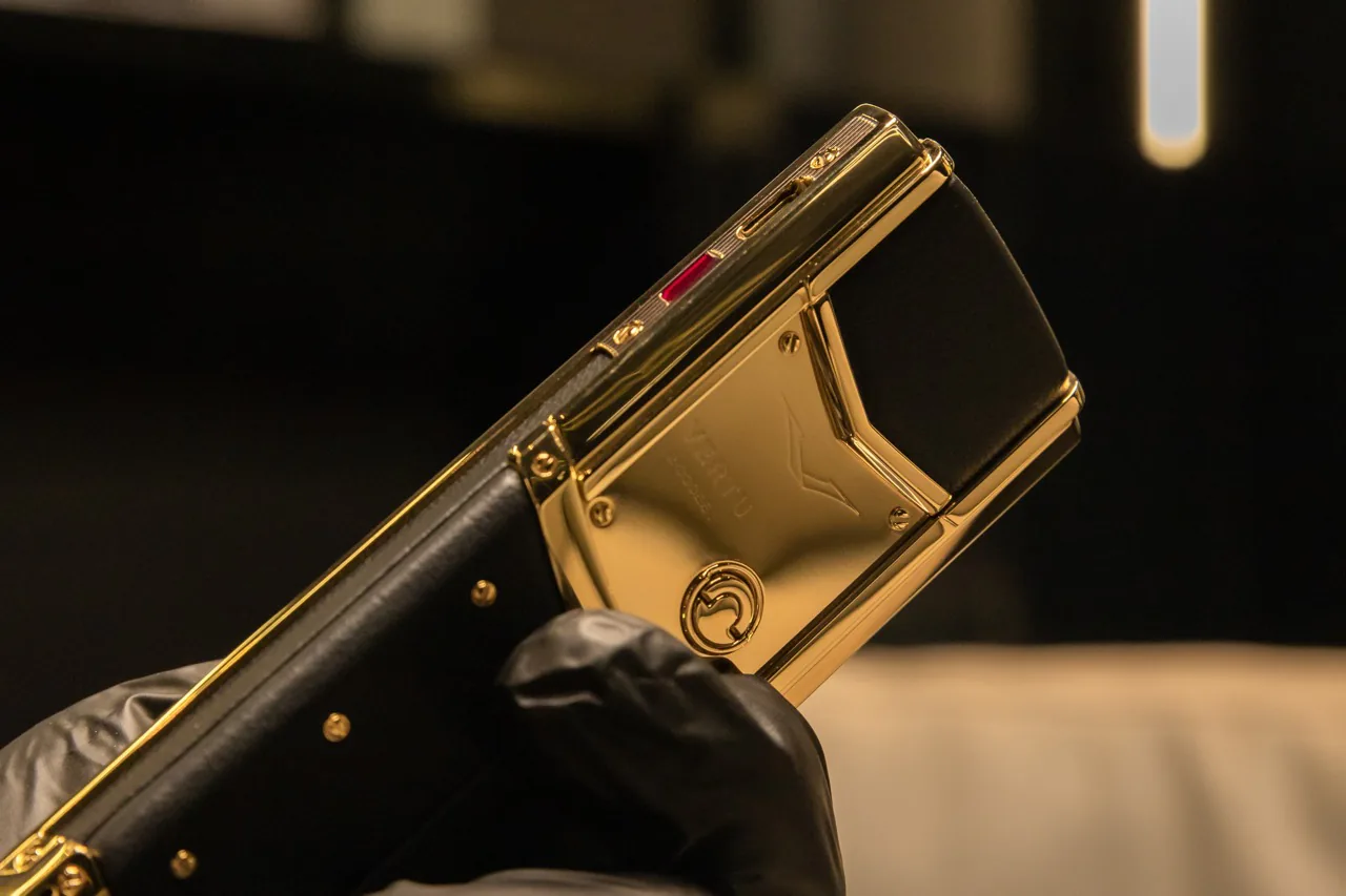 Trên tay dòng Vertu Signature đắt nhất Việt Nam, gần 2.3 tỷ đồng