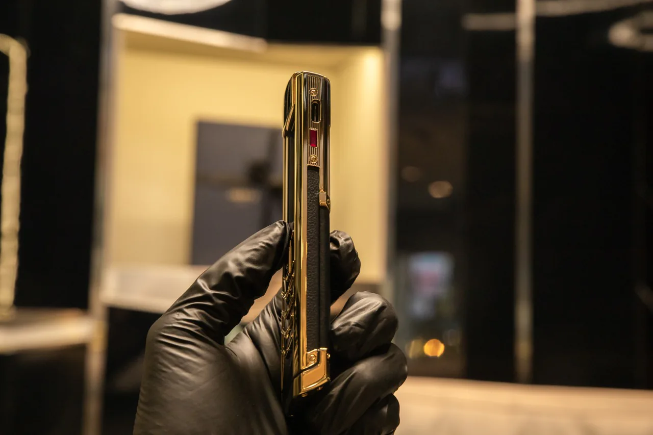 Trên tay dòng Vertu Signature đắt nhất Việt Nam, gần 2.3 tỷ đồng
