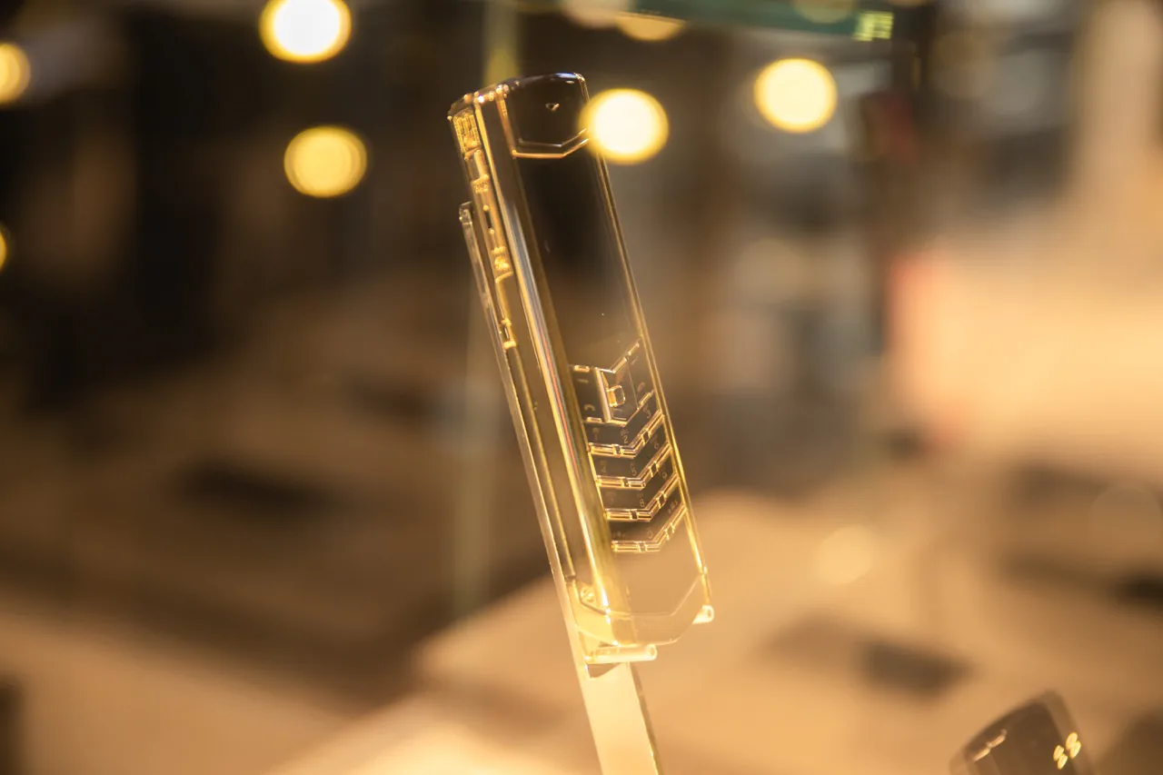Trên tay dòng Vertu Signature đắt nhất Việt Nam, gần 2.3 tỷ đồng