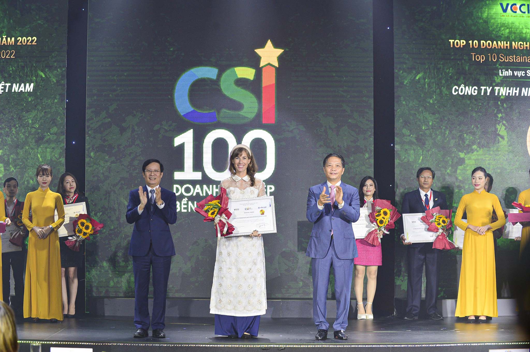 HEINEKEN Việt Nam được vinh danh TOP 2 tại Lễ trao giải CSI 2022, đánh dấu năm thứ 7 liên tiếp là một trong những doanh nghiệp phát triển bền vững nhất tại Việt Nam