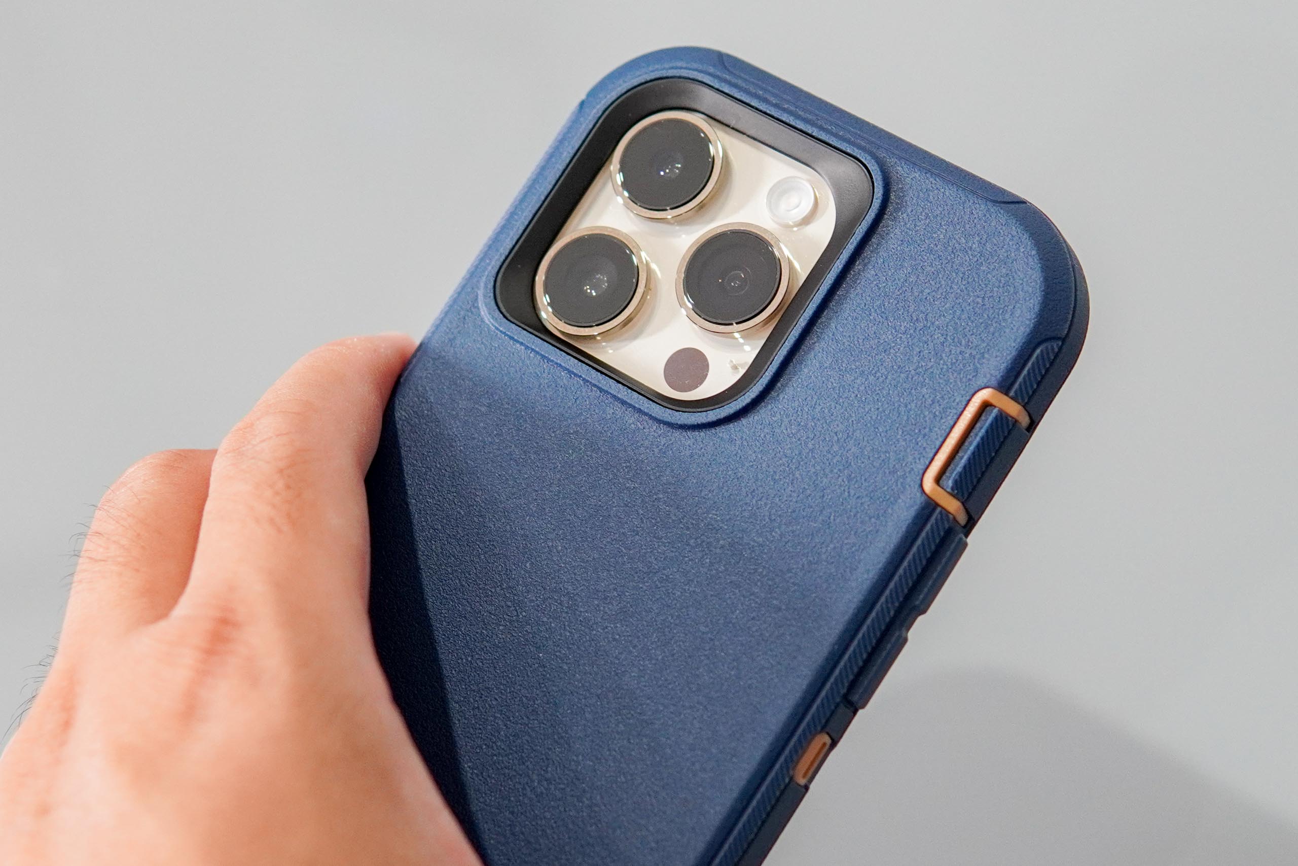 Trên tay Ốp lưng OtterBox cho iPhone 14 Pro - Siêu bền, hầm hồ nhưng cũng rất thời trang, kèm phụ kiện hữu ích