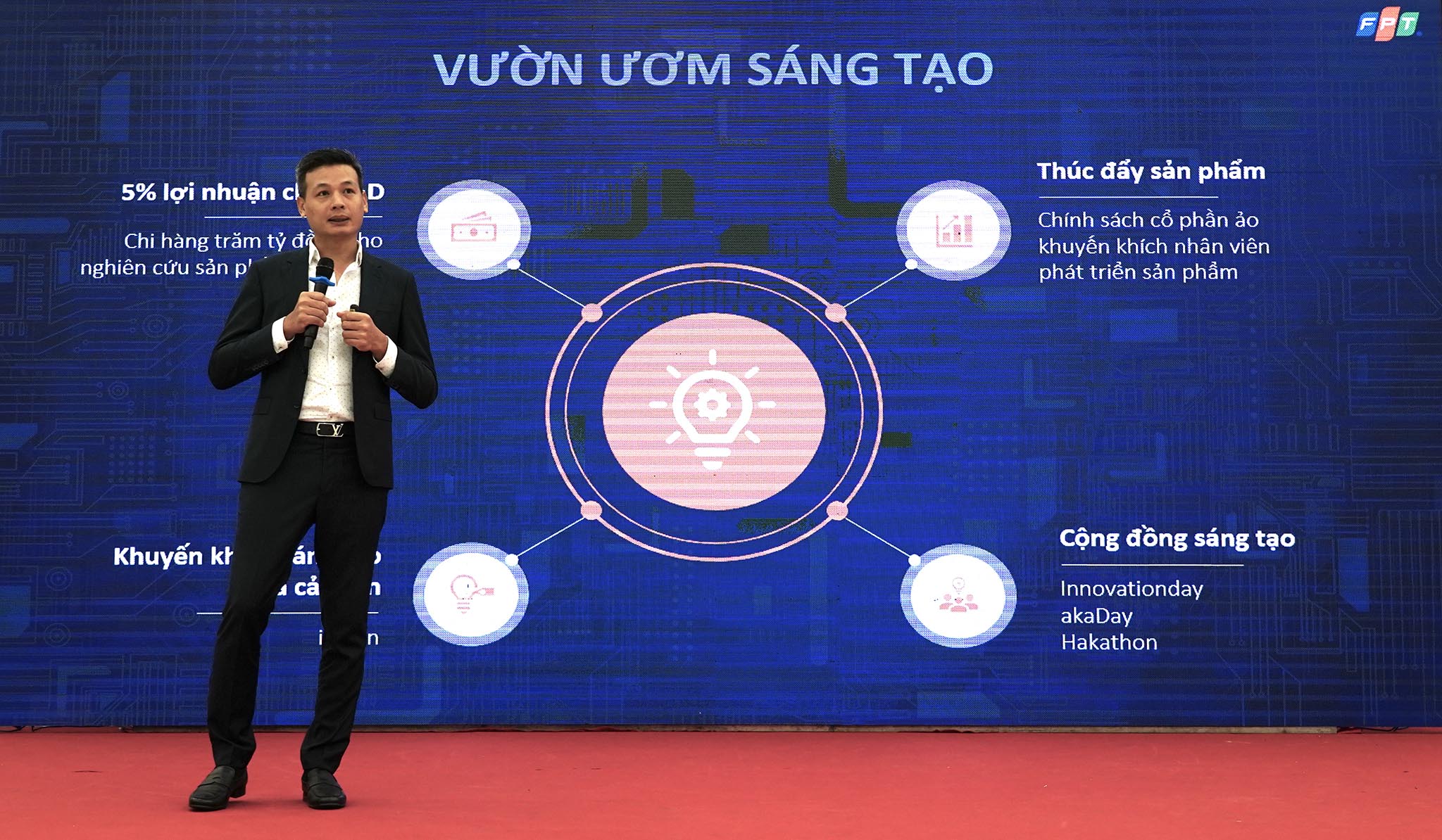 FPT trình diễn sản phẩm công nghệ kiến tạo hạnh phúc tại Techfest Vietnam 2022