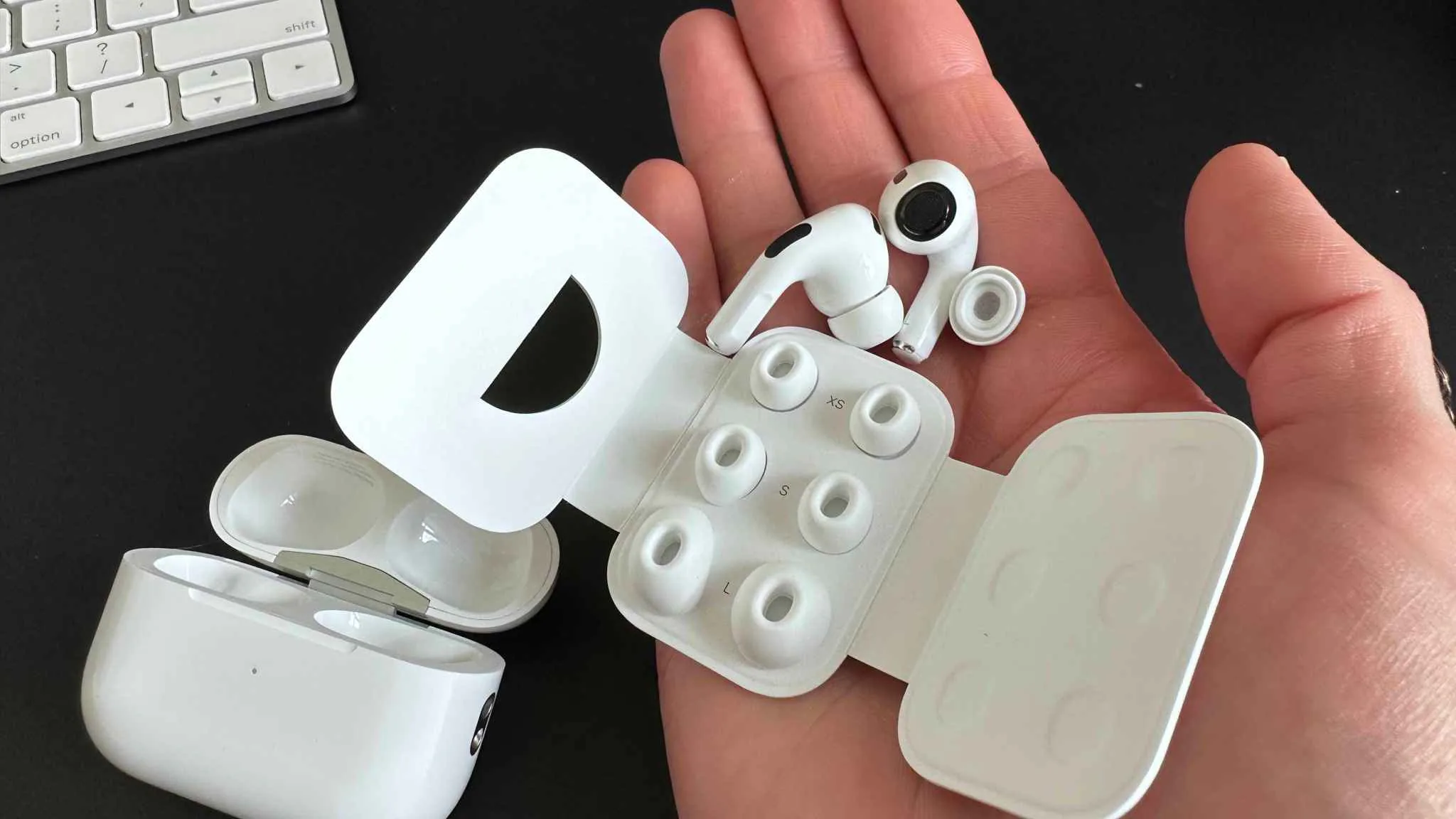 Cách thay nút tai nghe AirPods Pro và kiểm tra độ vừa tai