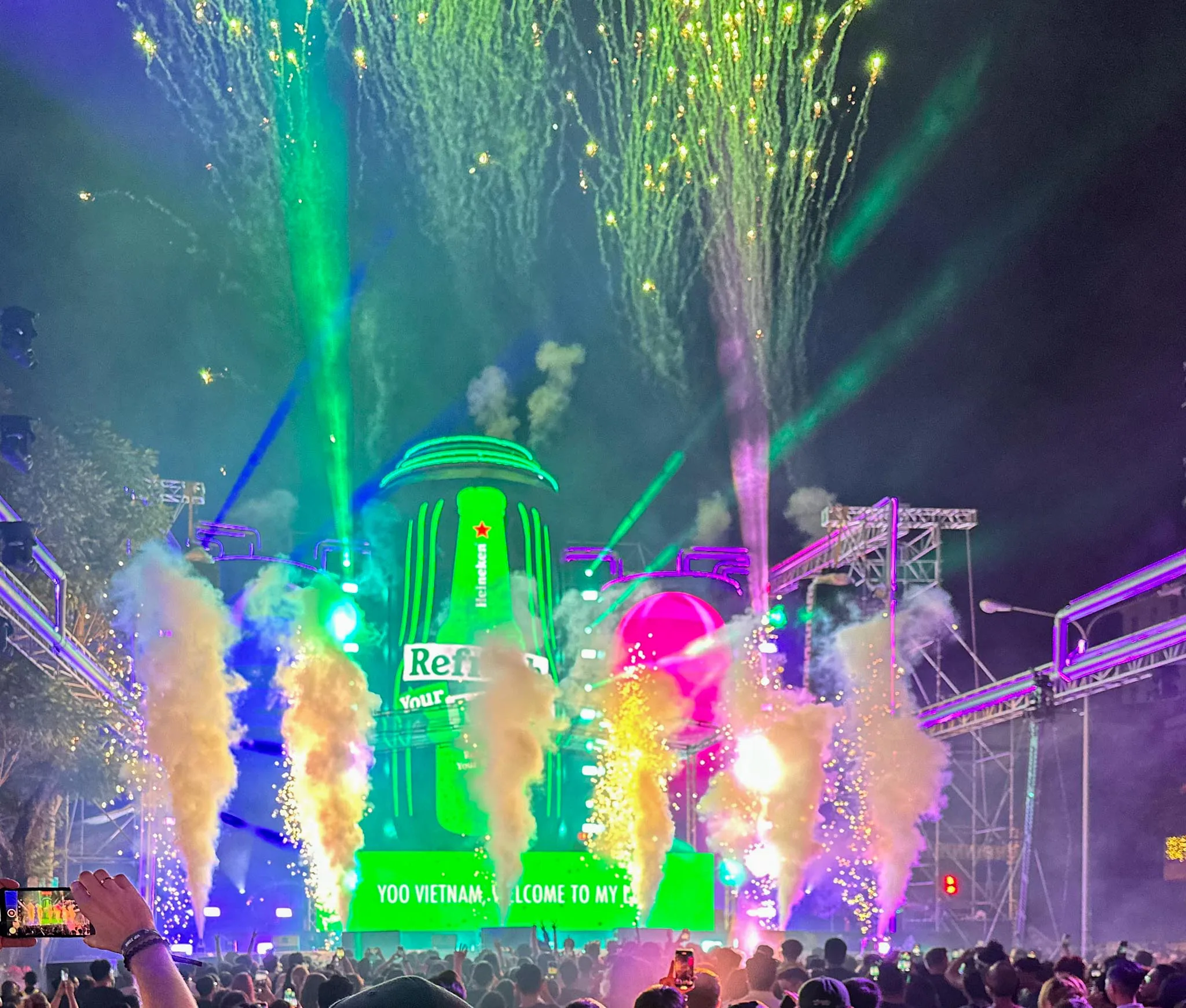 Siêu concert Heineken ‘Refresh Your Music, Refresh Your Nights’ quy tụ hiện tượng âm nhạc The Chainsmokers và các nghệ sĩ trong nước mang đến trải nghiệm âm nhạc đa vũ trụ