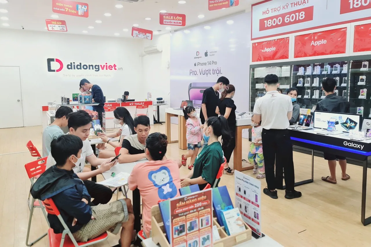 Điện thoại, phụ kiện công nghệ giảm hơn 10 triệu đồng, kích cầu dịp Tết Dương lịch