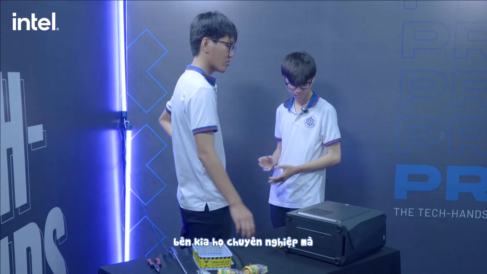 Expert Challenge mùa 4: Những khoảnh khắc thú vị khi thí sinh phải ráp máy một tay trong 5 phút