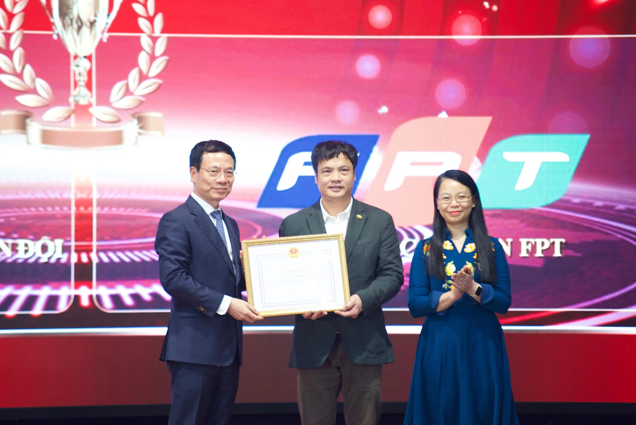 FPT nhận bằng khen của Bộ TTTT về thành tích xuất sắc trong hoạt động kinh doanh quốc tế