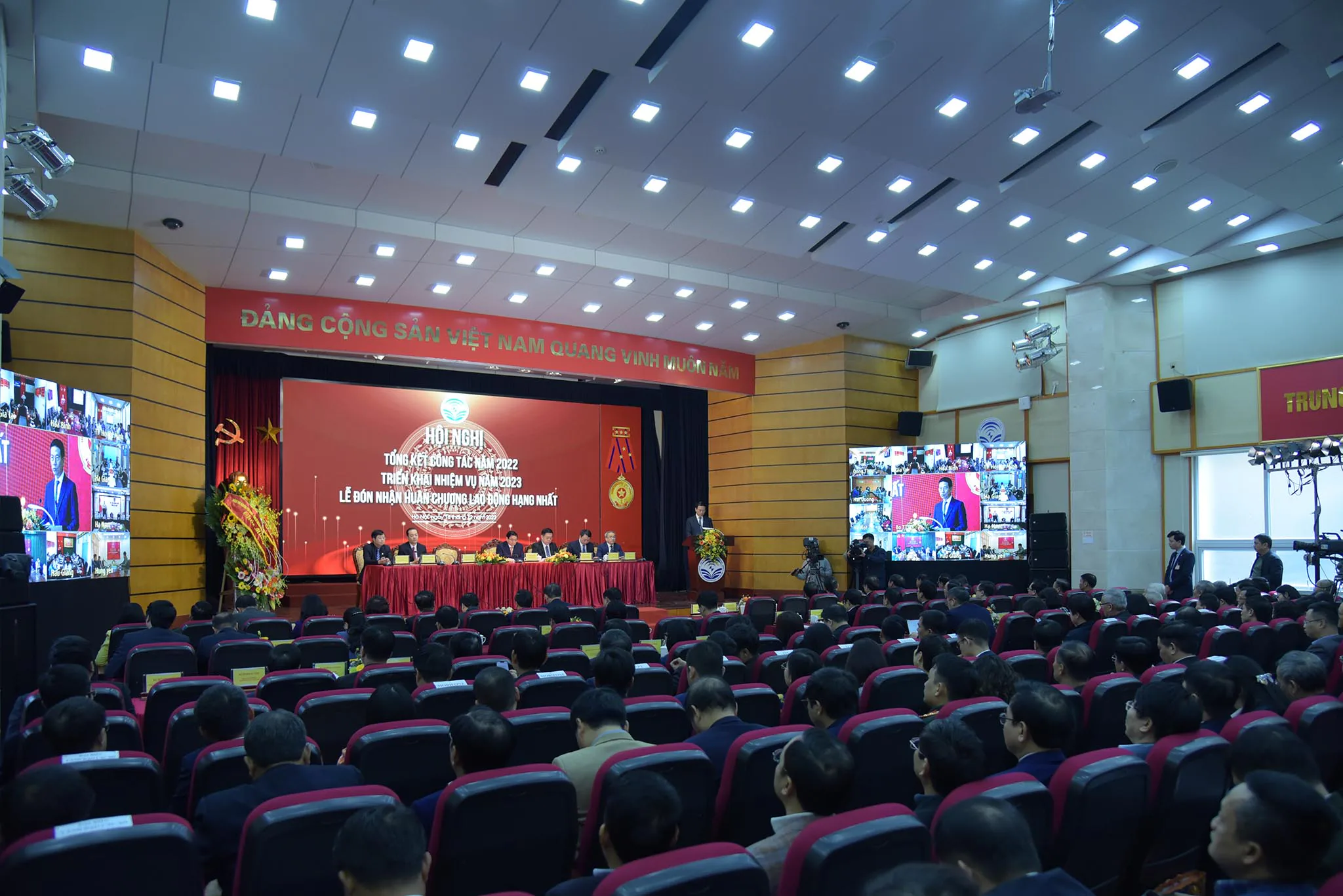 FPT nhận bằng khen của Bộ TTTT về thành tích xuất sắc trong hoạt động kinh doanh quốc tế