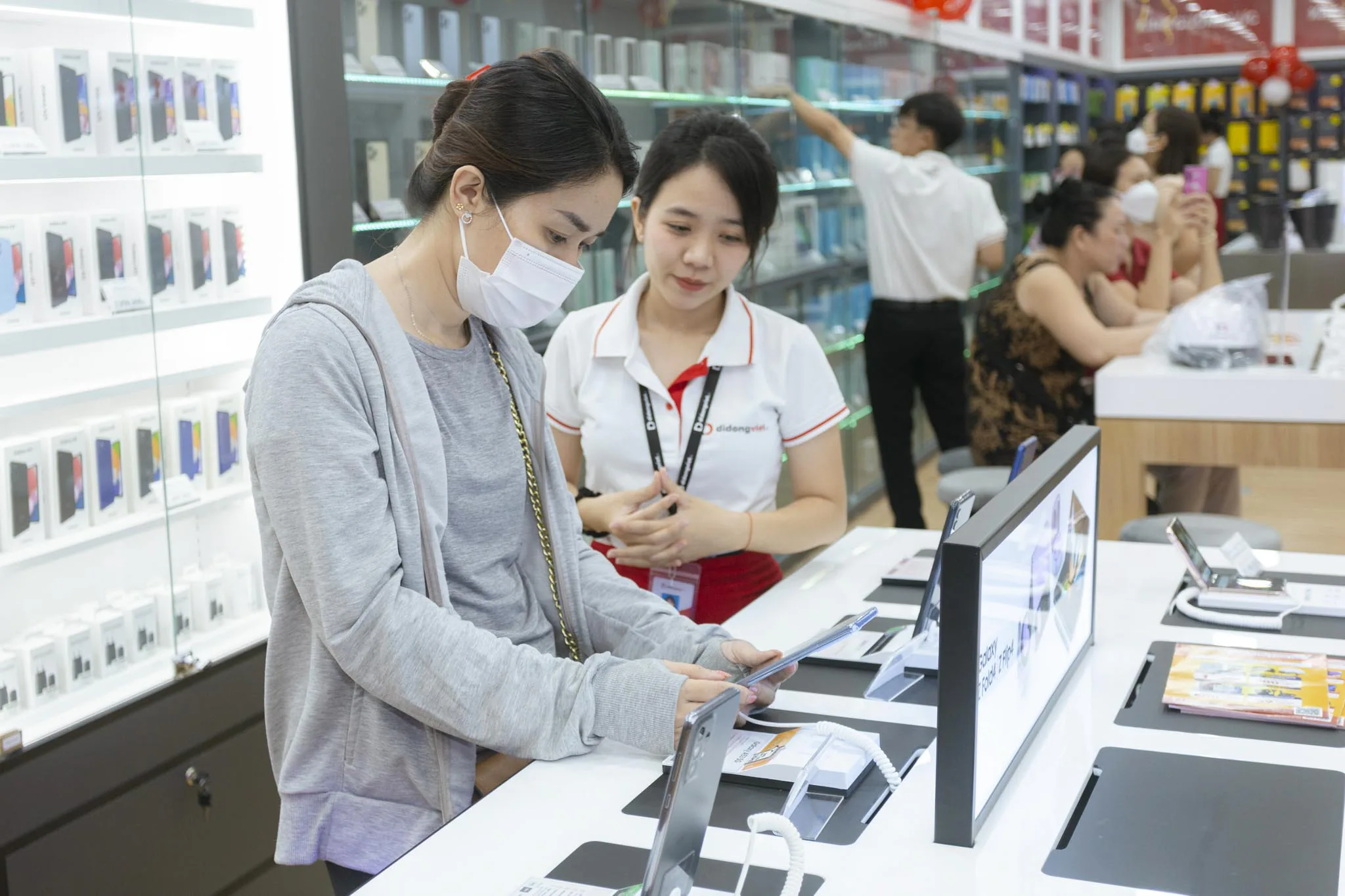 iPhone 14 series VN/A giảm mạnh, đại lý bán lẻ đủ hàng phục vụ Tết