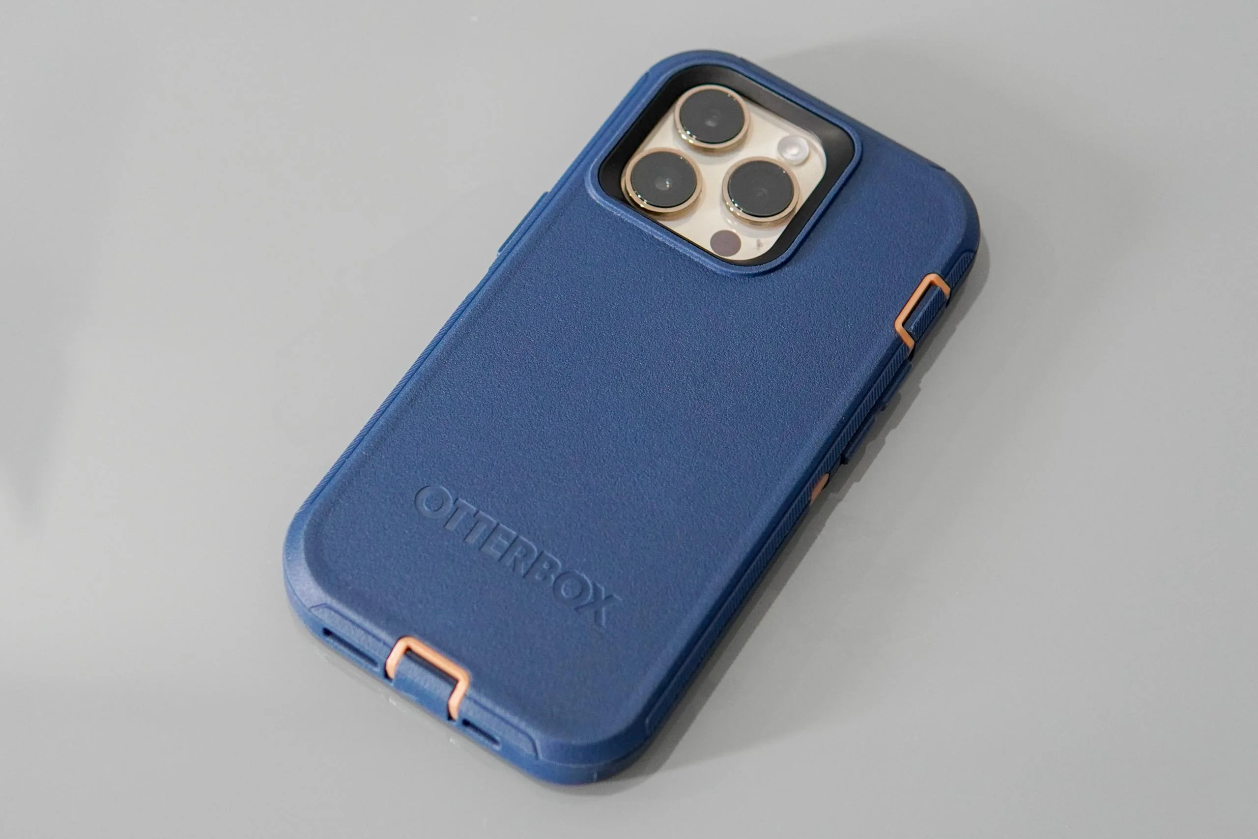 Trên tay Ốp lưng OtterBox cho iPhone 14 Pro - Siêu bền, hầm hồ nhưng cũng rất thời trang, kèm phụ kiện hữu ích