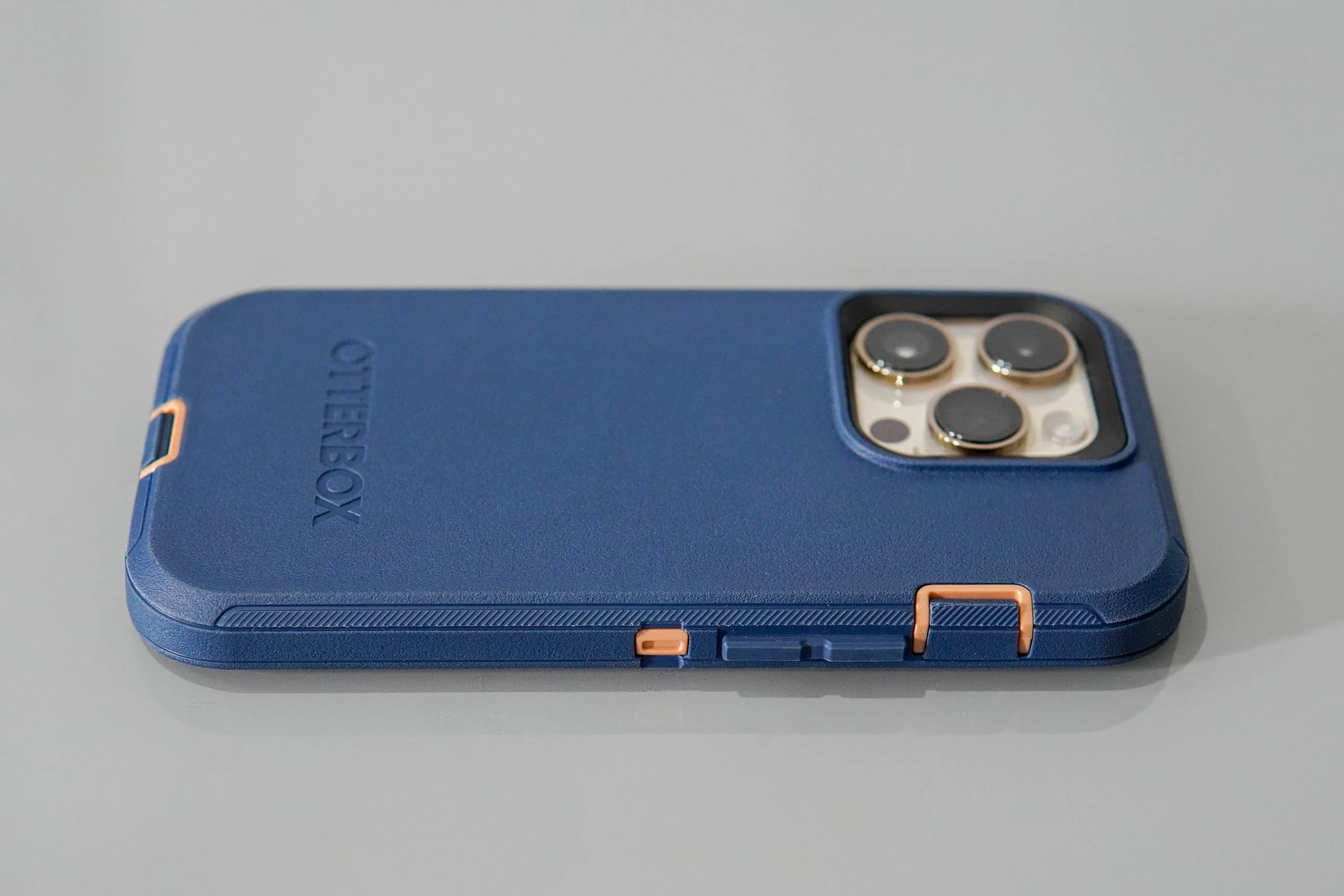 Trên tay Ốp lưng OtterBox cho iPhone 14 Pro - Siêu bền, hầm hồ nhưng cũng rất thời trang, kèm phụ kiện hữu ích