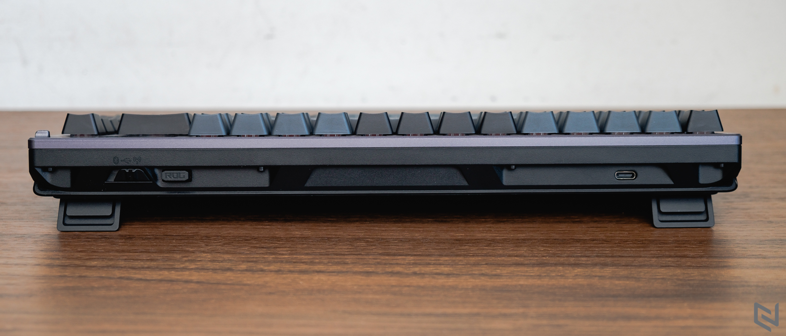 Đánh giá bàn phím cơ ASUS ROG Azoth: Kiểu dáng 75% gọn gàng, màn hình OLED với núm gạt, đặc biệt là bộ lube đi kèm