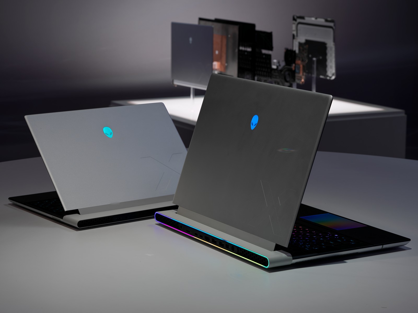 Alienware trình làng bản cải tiến dòng Laptop Armada kinh điển tại CES 2023