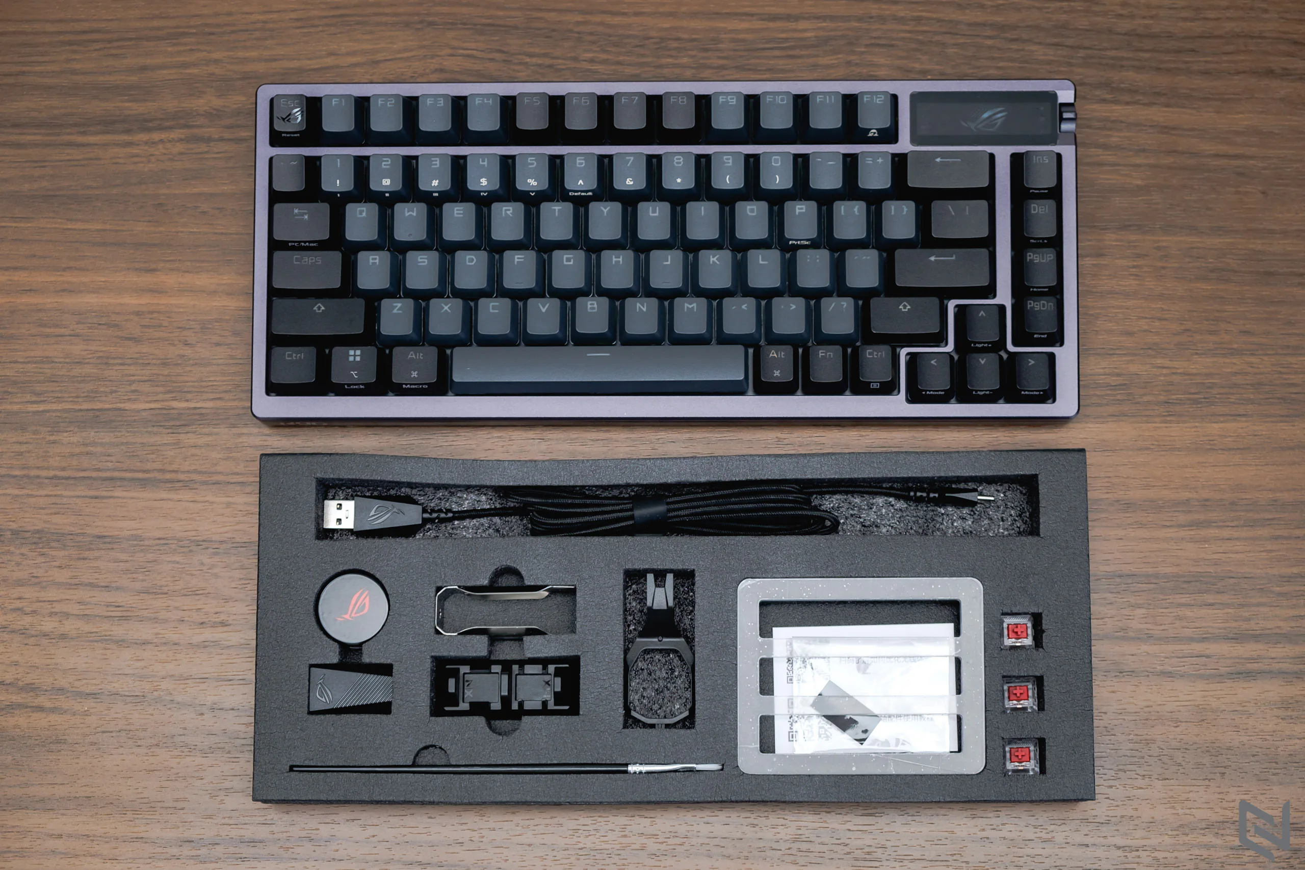 Đánh giá bàn phím cơ ASUS ROG Azoth: Kiểu dáng 75% gọn gàng, màn hình OLED với núm gạt, đặc biệt là bộ lube đi kèm