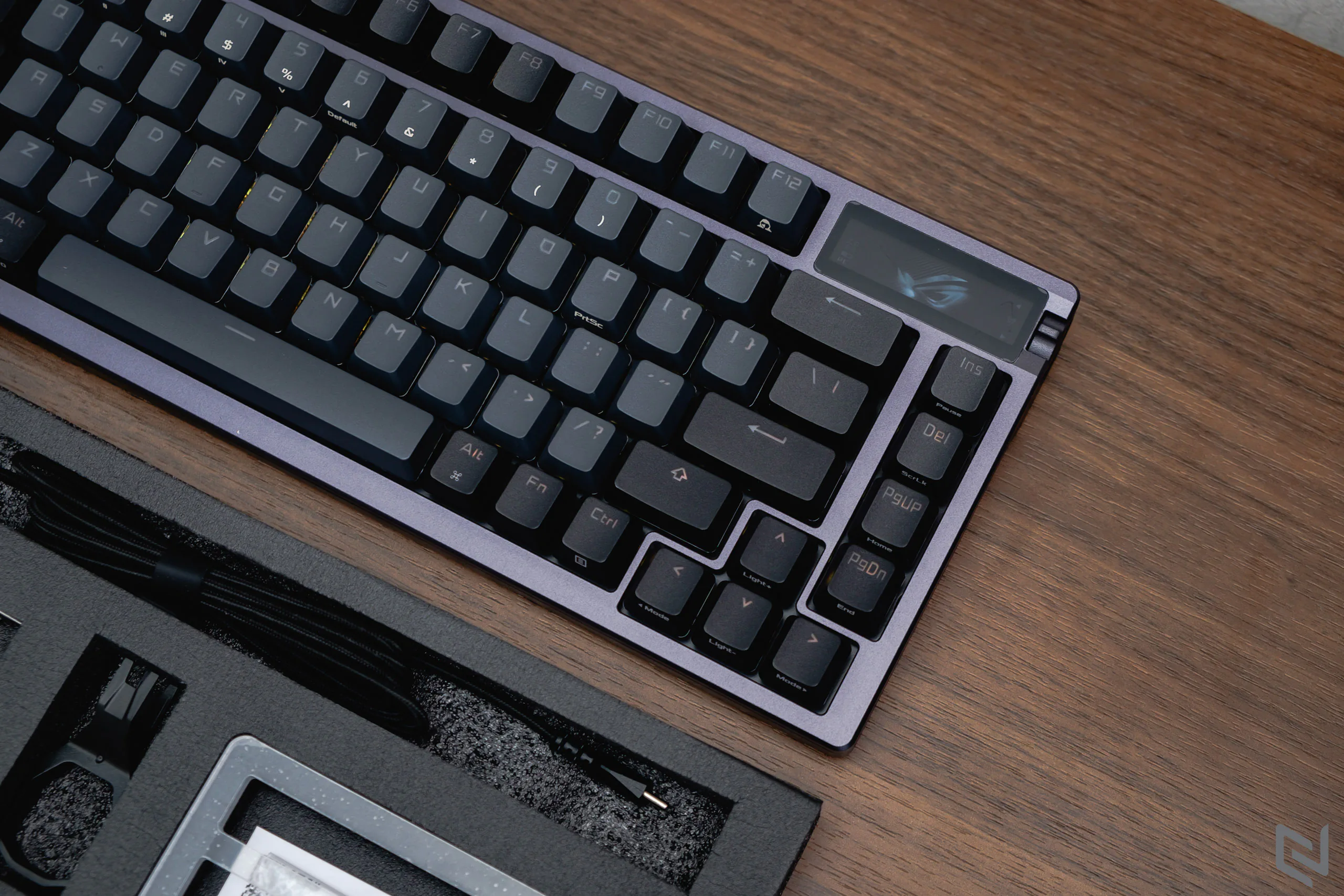 Đánh giá bàn phím cơ ASUS ROG Azoth: Kiểu dáng 75% gọn gàng, màn hình OLED với núm gạt, đặc biệt là bộ lube đi kèm