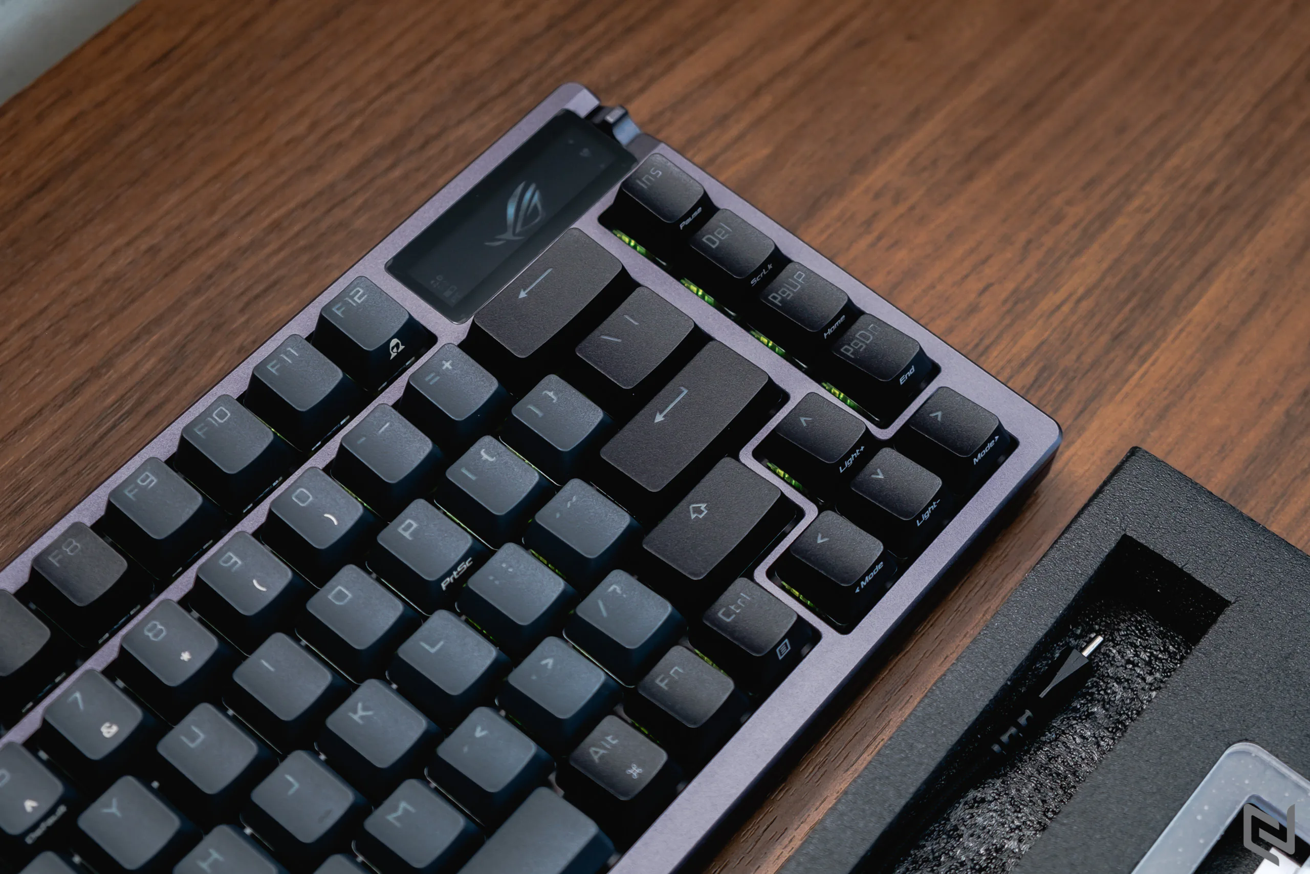 Đánh giá bàn phím cơ ASUS ROG Azoth: Kiểu dáng 75% gọn gàng, màn hình OLED với núm gạt, đặc biệt là bộ lube đi kèm