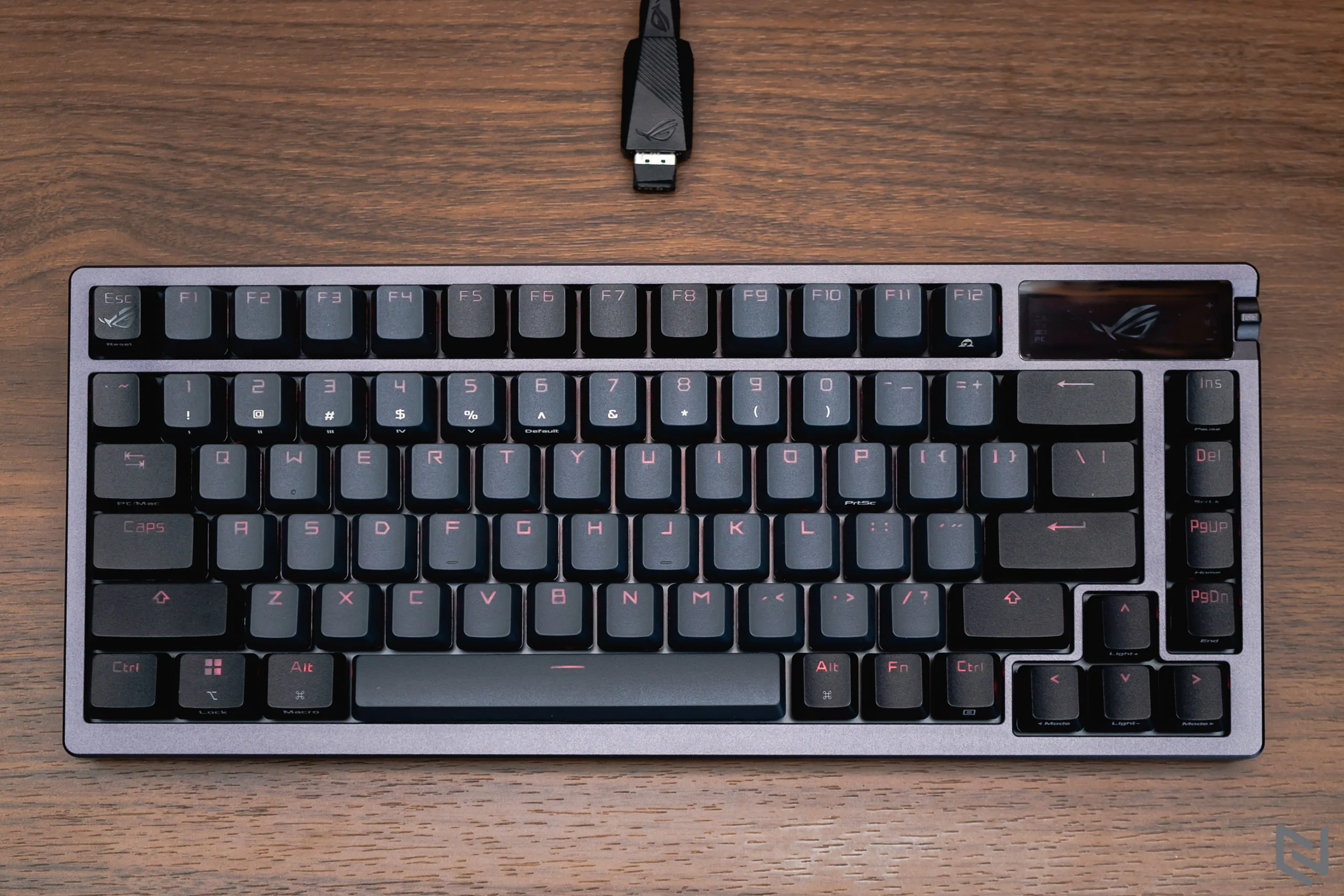 Đánh giá bàn phím cơ ASUS ROG Azoth: Kiểu dáng 75% gọn gàng, màn hình OLED với núm gạt, đặc biệt là bộ lube đi kèm