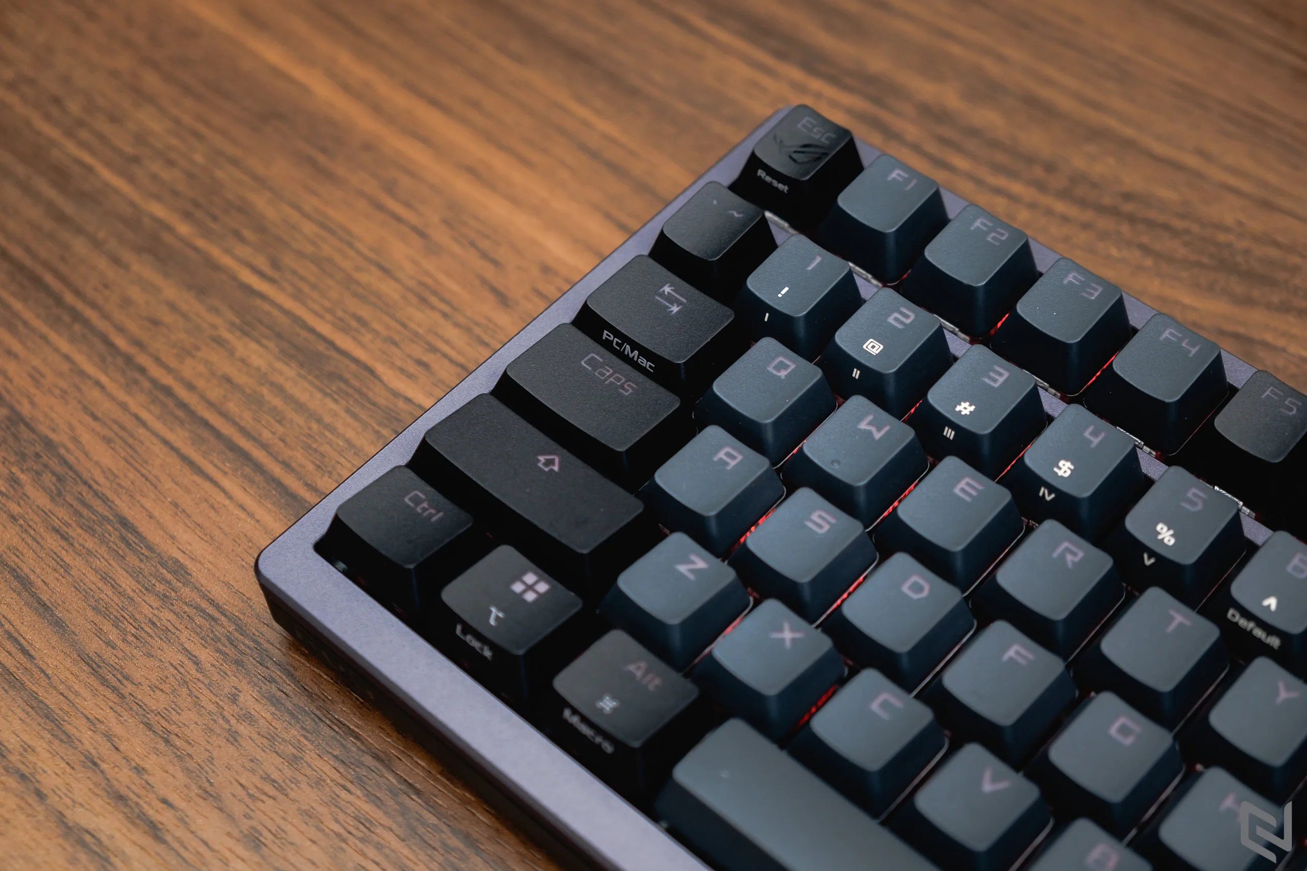 Đánh giá bàn phím cơ ASUS ROG Azoth: Kiểu dáng 75% gọn gàng, màn hình OLED với núm gạt, đặc biệt là bộ lube đi kèm