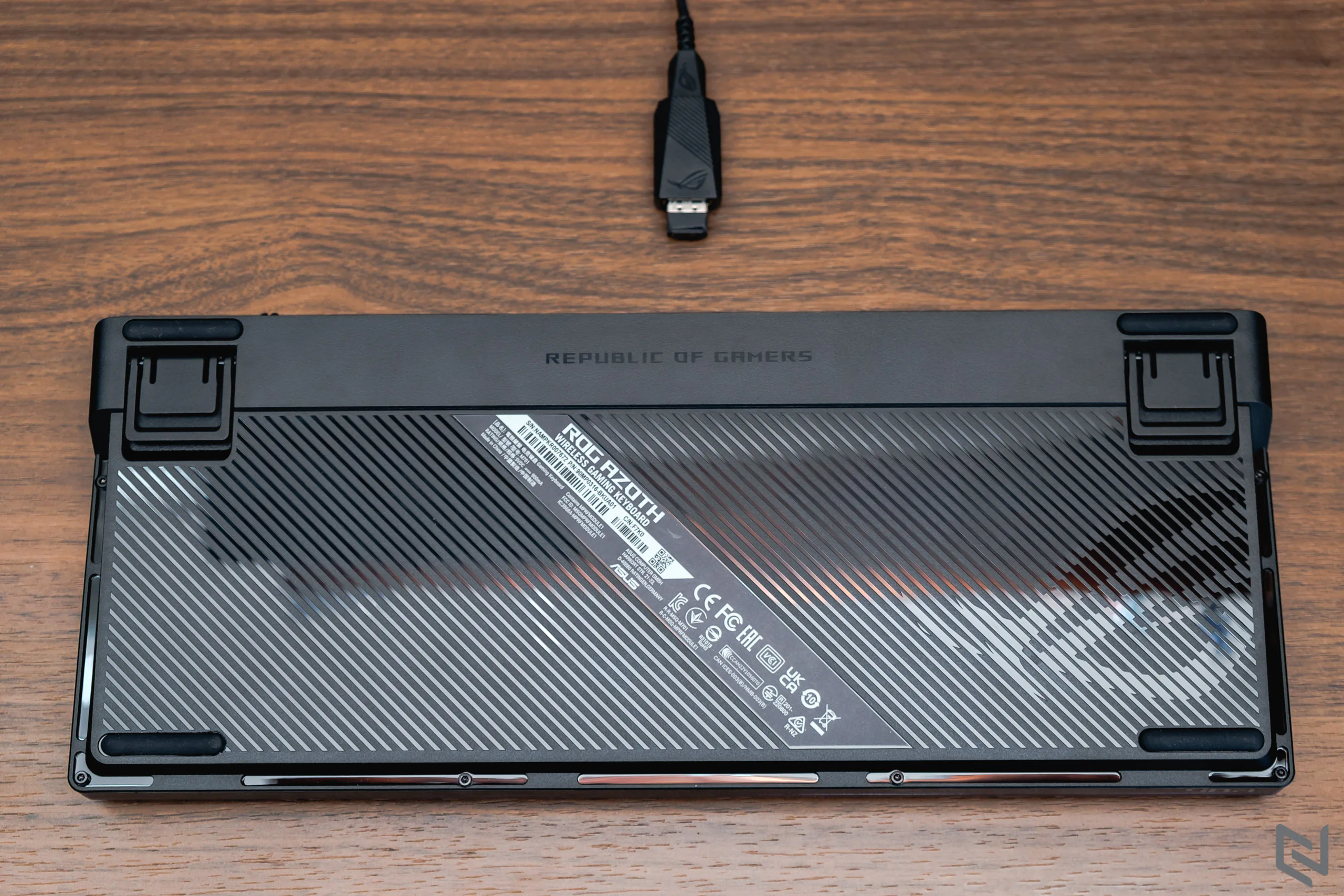Đánh giá bàn phím cơ ASUS ROG Azoth: Kiểu dáng 75% gọn gàng, màn hình OLED với núm gạt, đặc biệt là bộ lube đi kèm