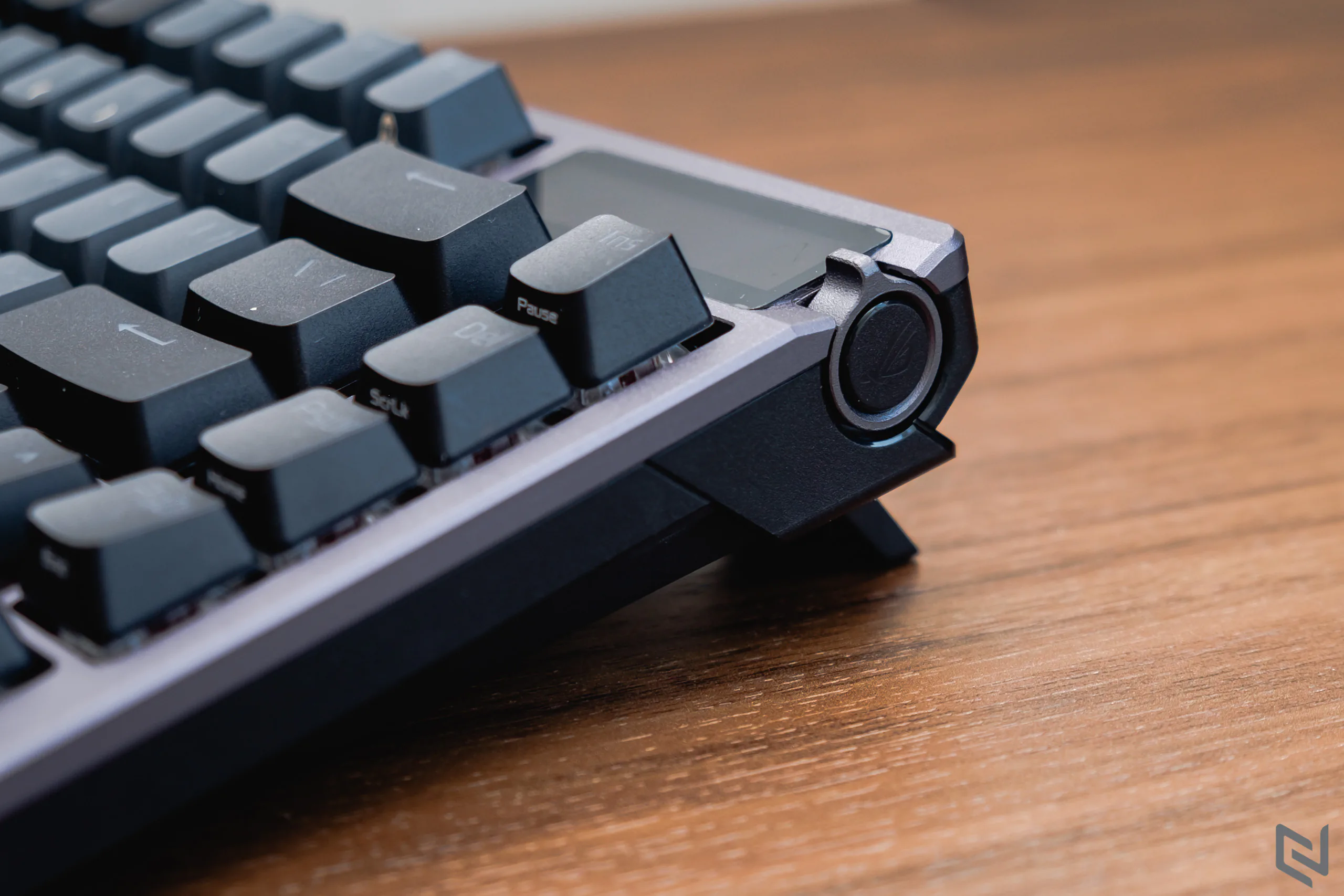 Đánh giá bàn phím cơ ASUS ROG Azoth: Kiểu dáng 75% gọn gàng, màn hình OLED với núm gạt, đặc biệt là bộ lube đi kèm